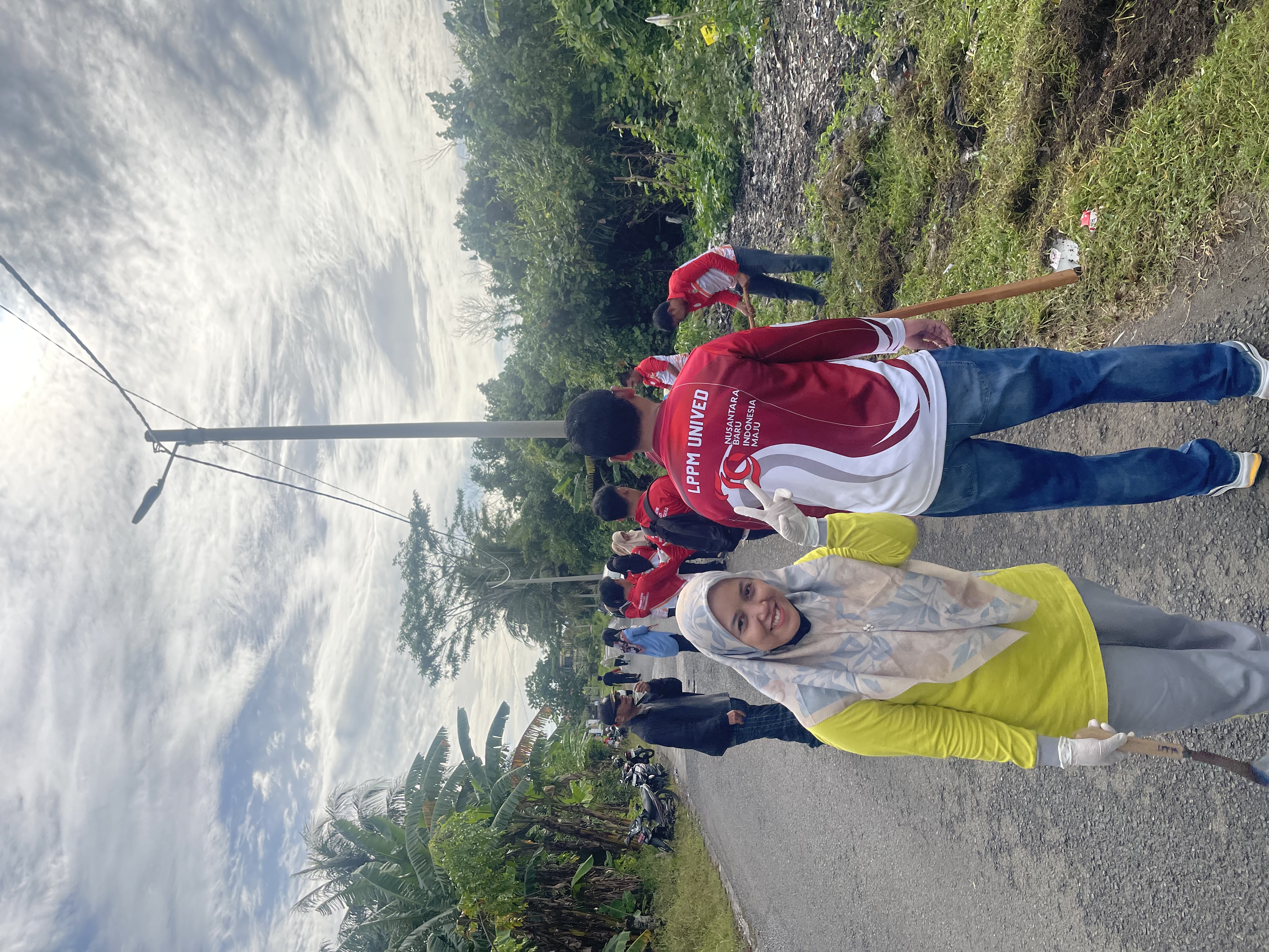 Gotong royong kebersihan bersama warga,dilanjutkan pembuatan taman pada titik yang telah disepakati. 