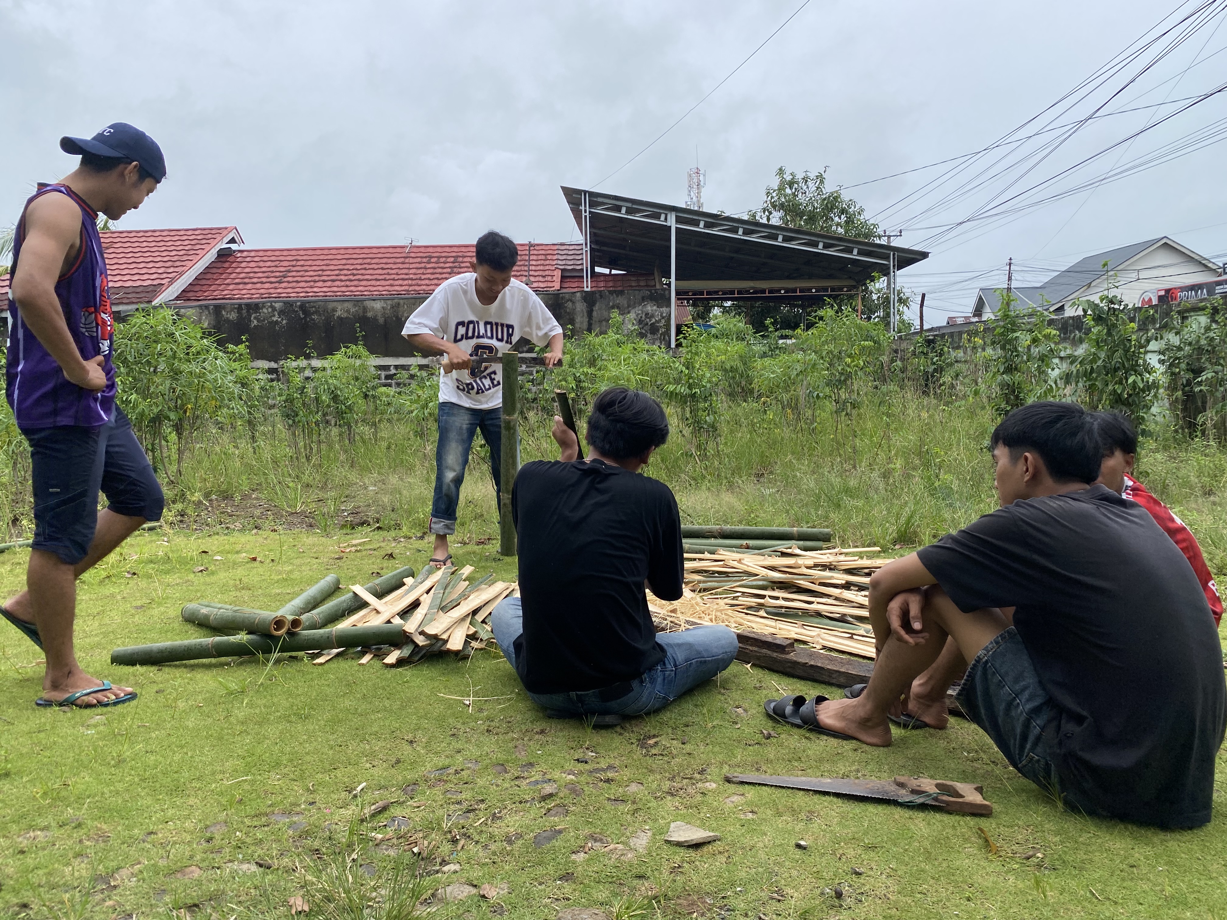 Pengambilan dan pemotongan bambu buat pagar tugu batu