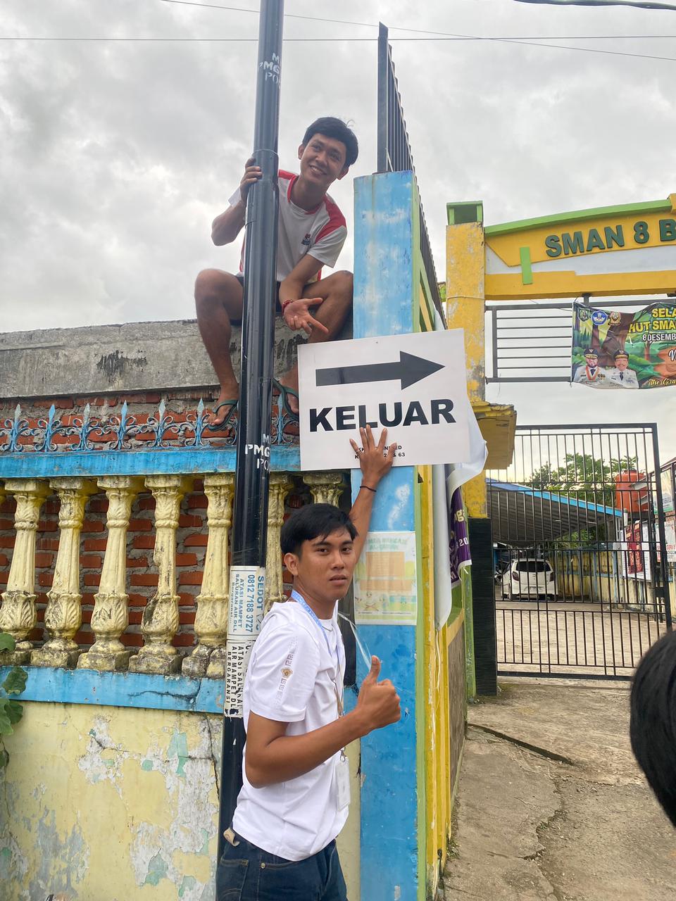 Pemasangan plang kluar untuk roda 4