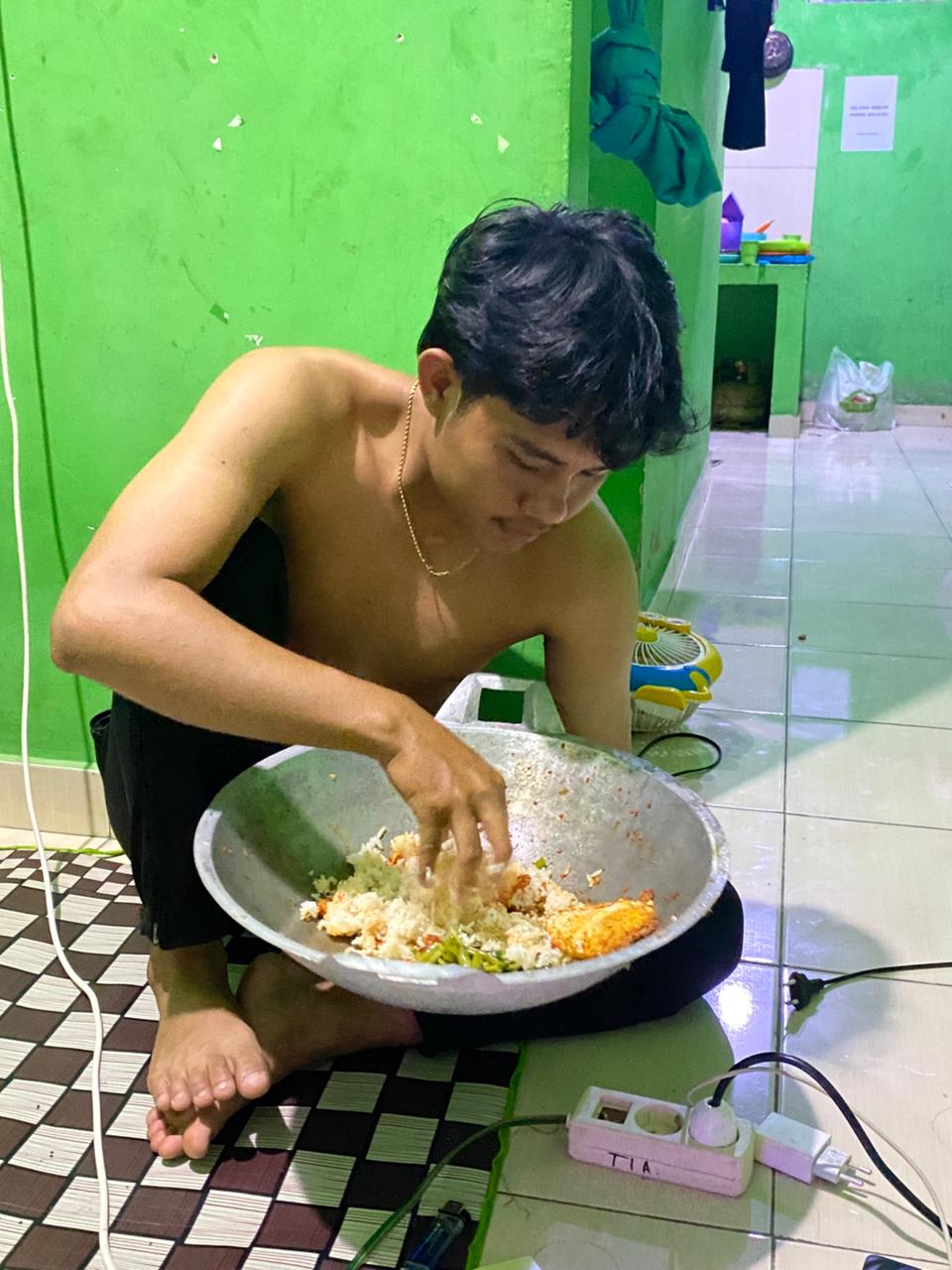 Makan setelah pemasangan plang kluar masuk