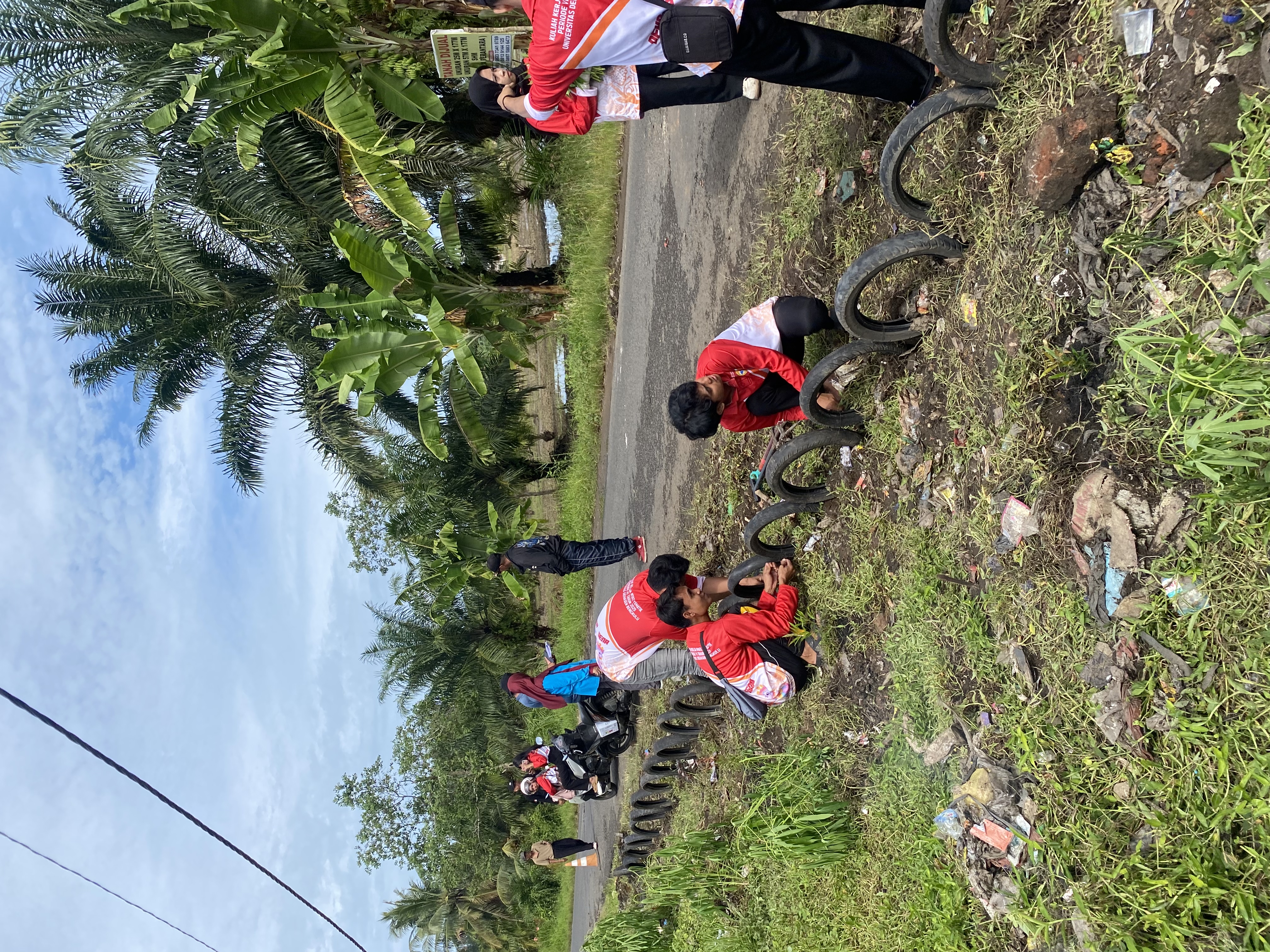 Penalian kawat pagar ban bekas untuk taman