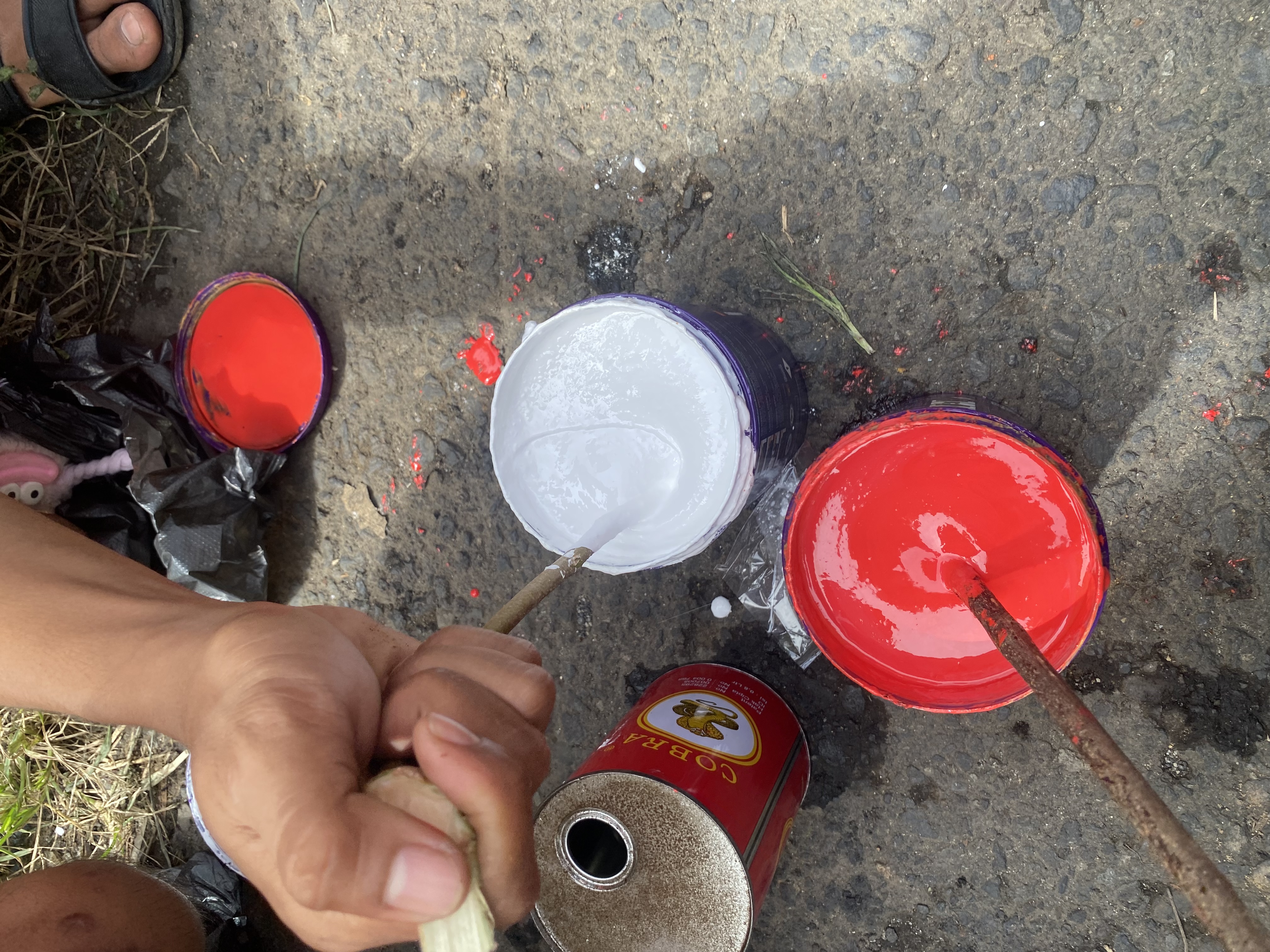 Pengadukan cet untuk pengecettan pagar ban taman kualo