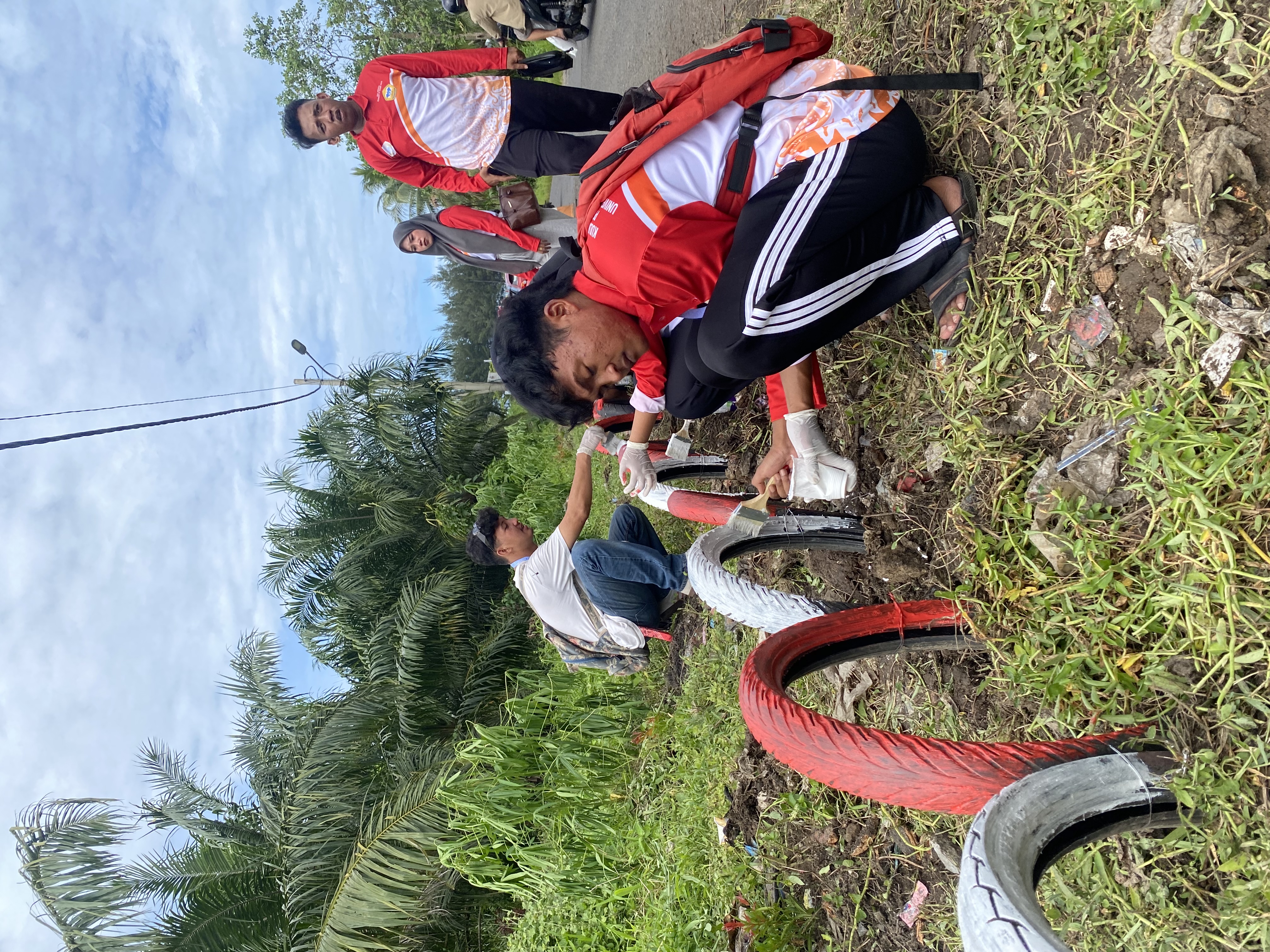 Pengecattann pagar ban ditaman kualo