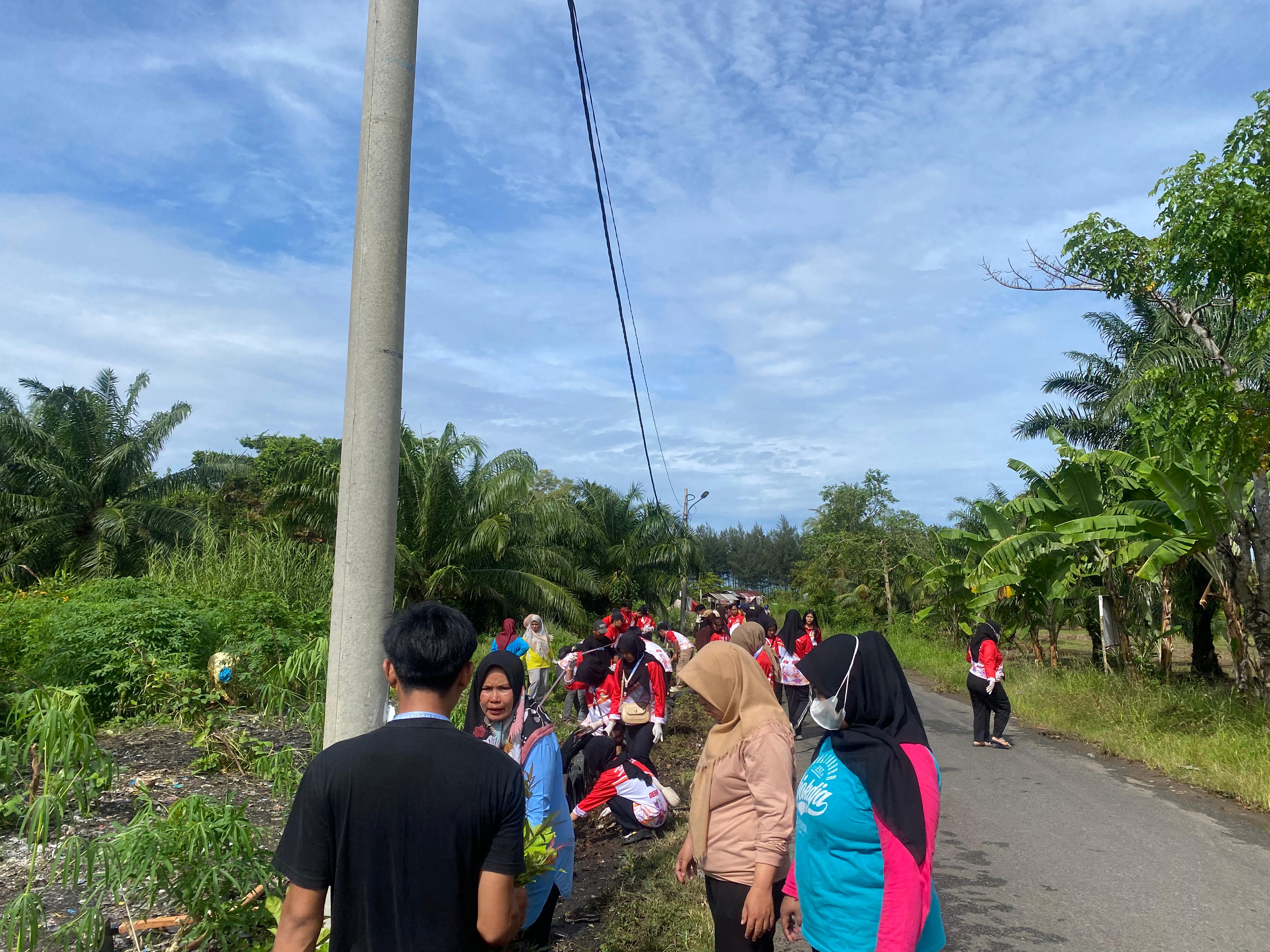 Kegiatan pembuatan taman di kualo