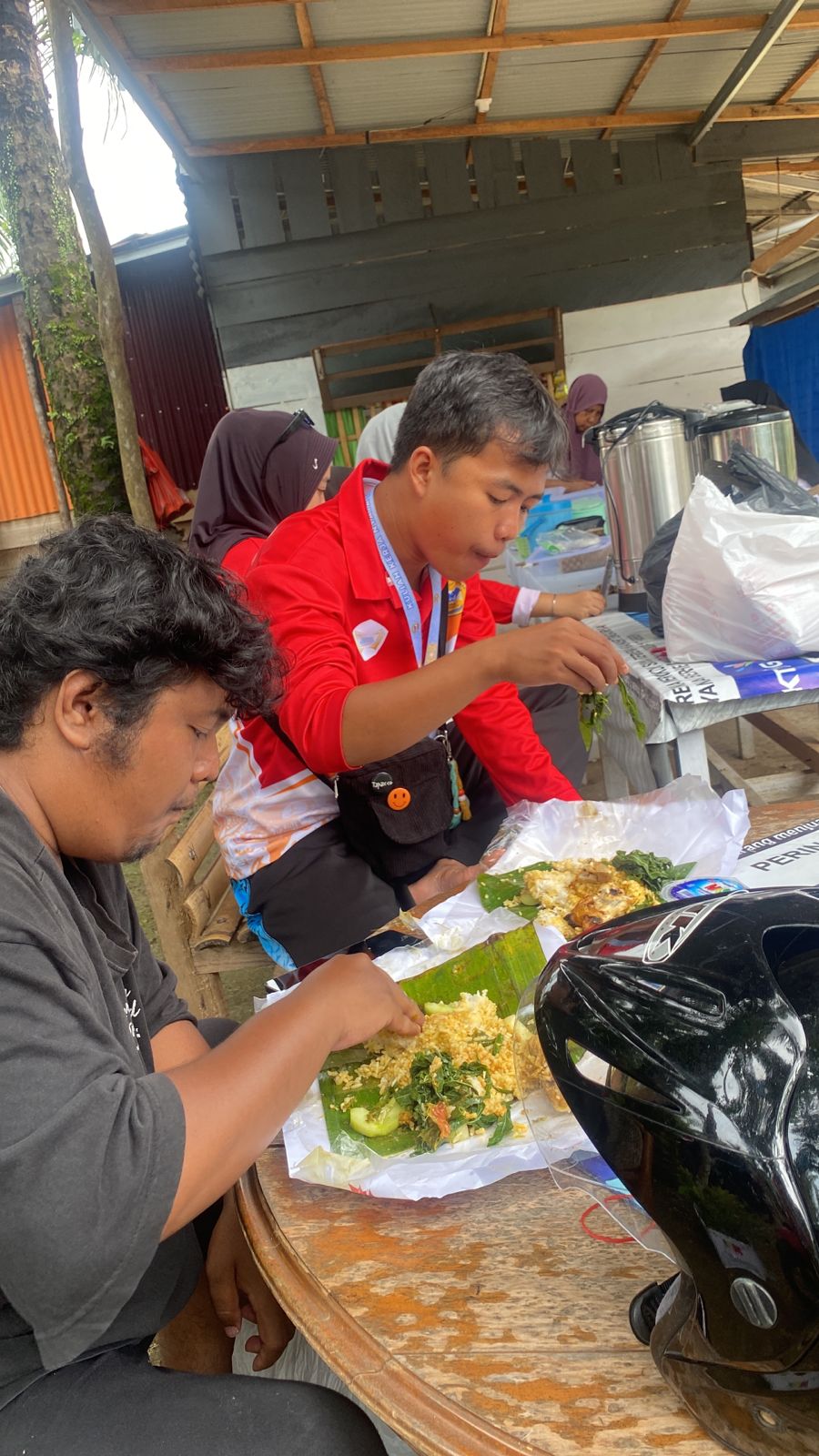 Makan setelah pembuatan taman dan penanamann bibitt