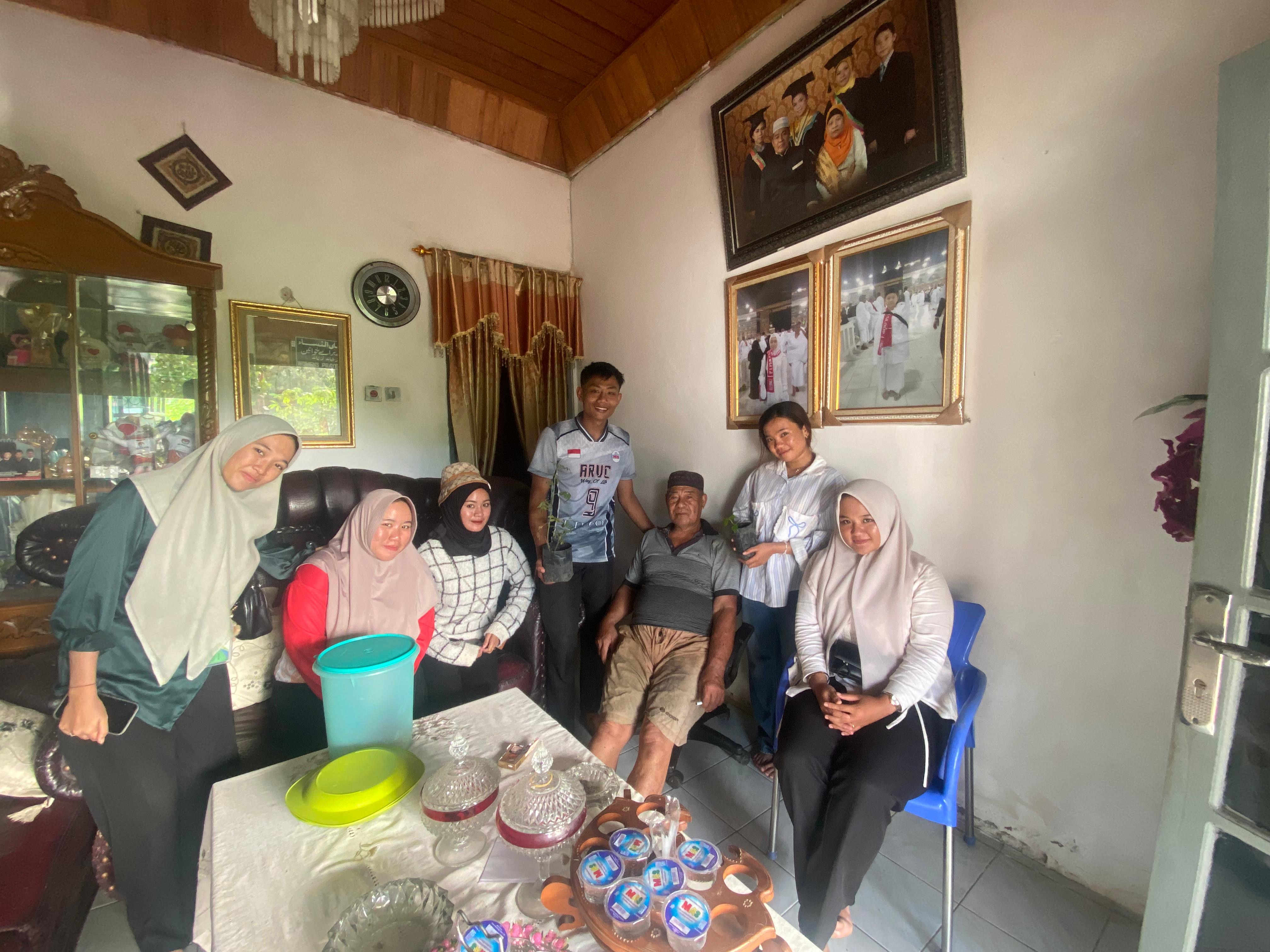 Pembagian Bibit di  rt17 ,02  pematng gubenur kelompok32