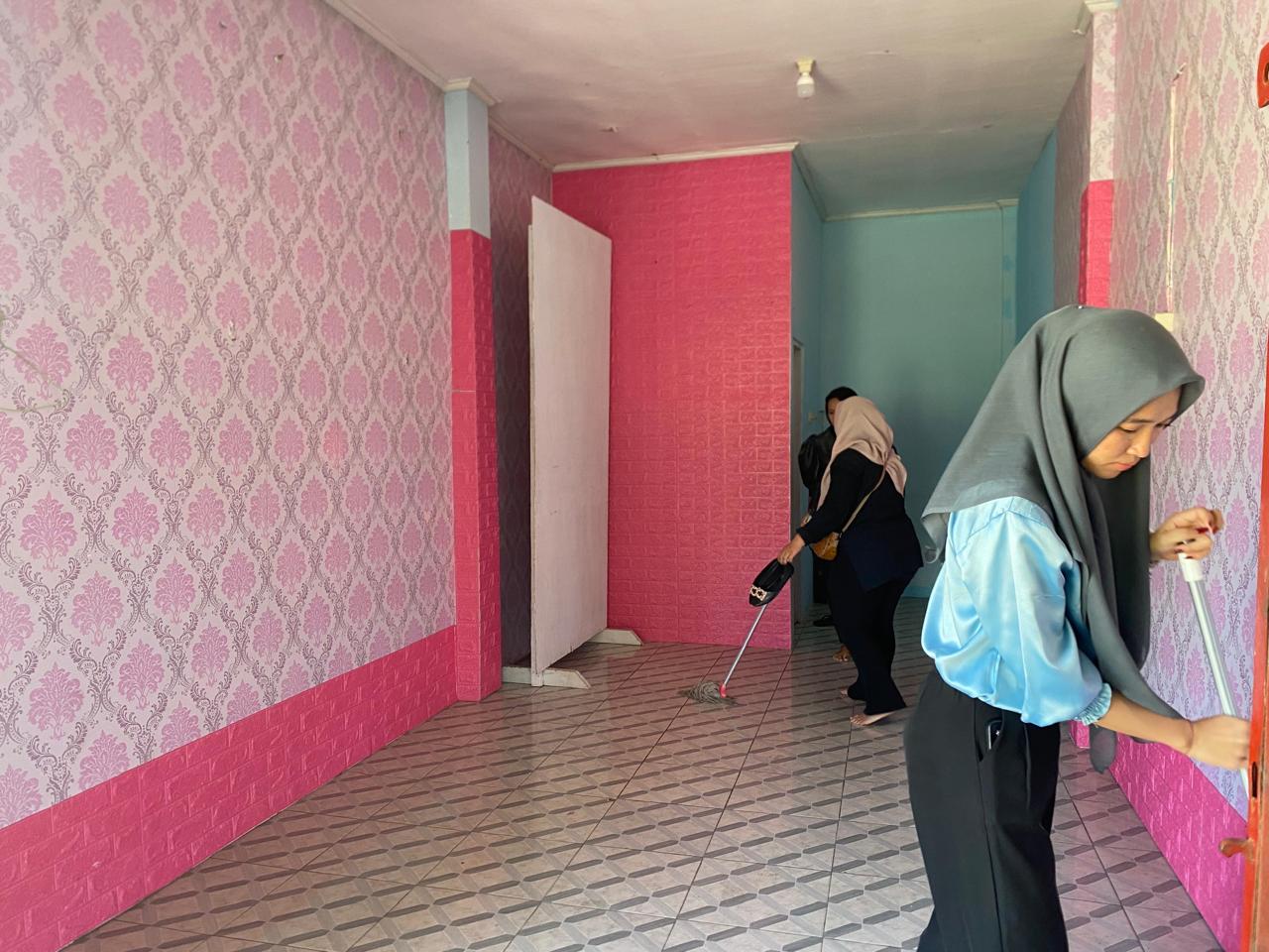 Bersih - Bersih  posko kkn di  pematang kelompok 