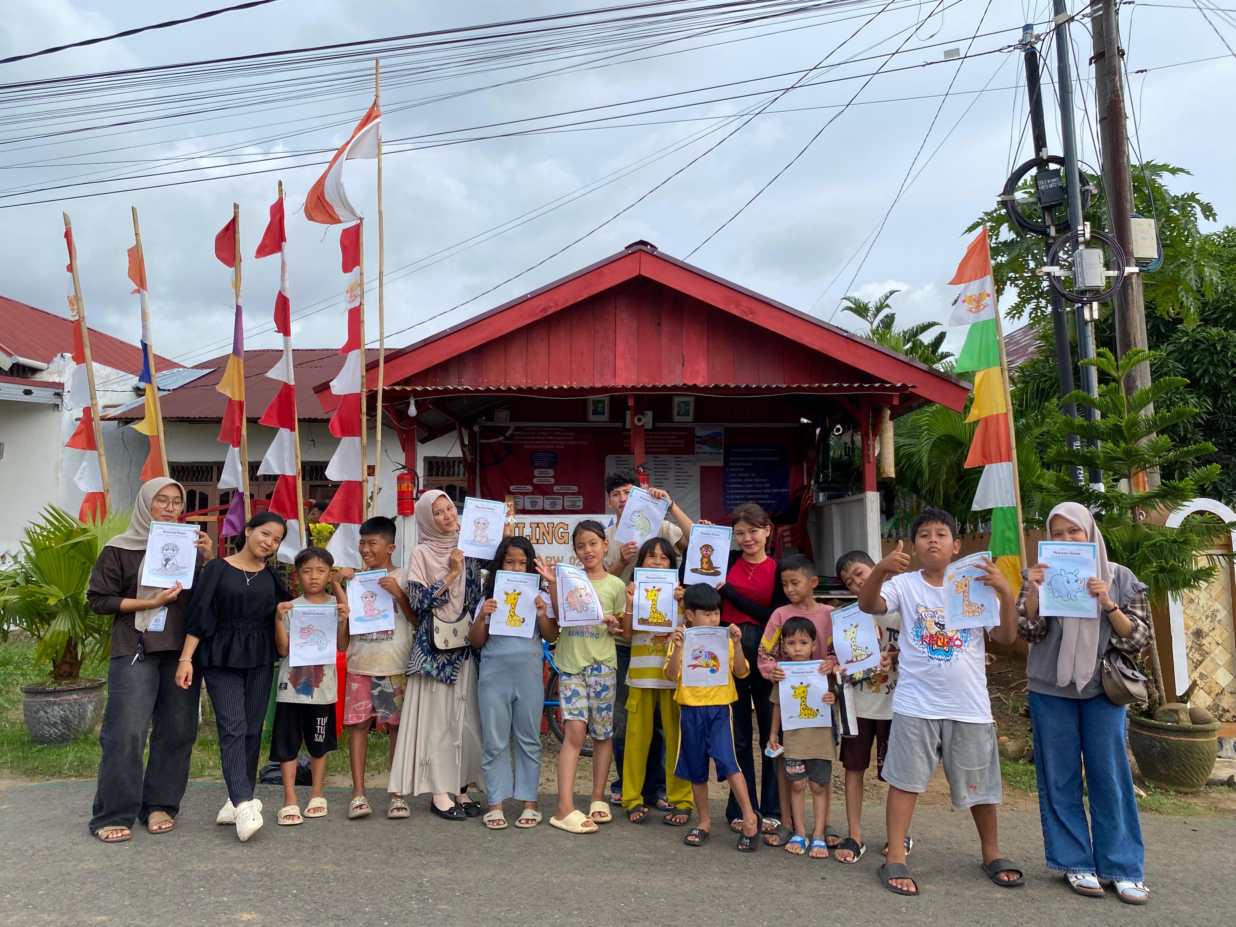 Mewarnai  bersama anak-anak RT 22