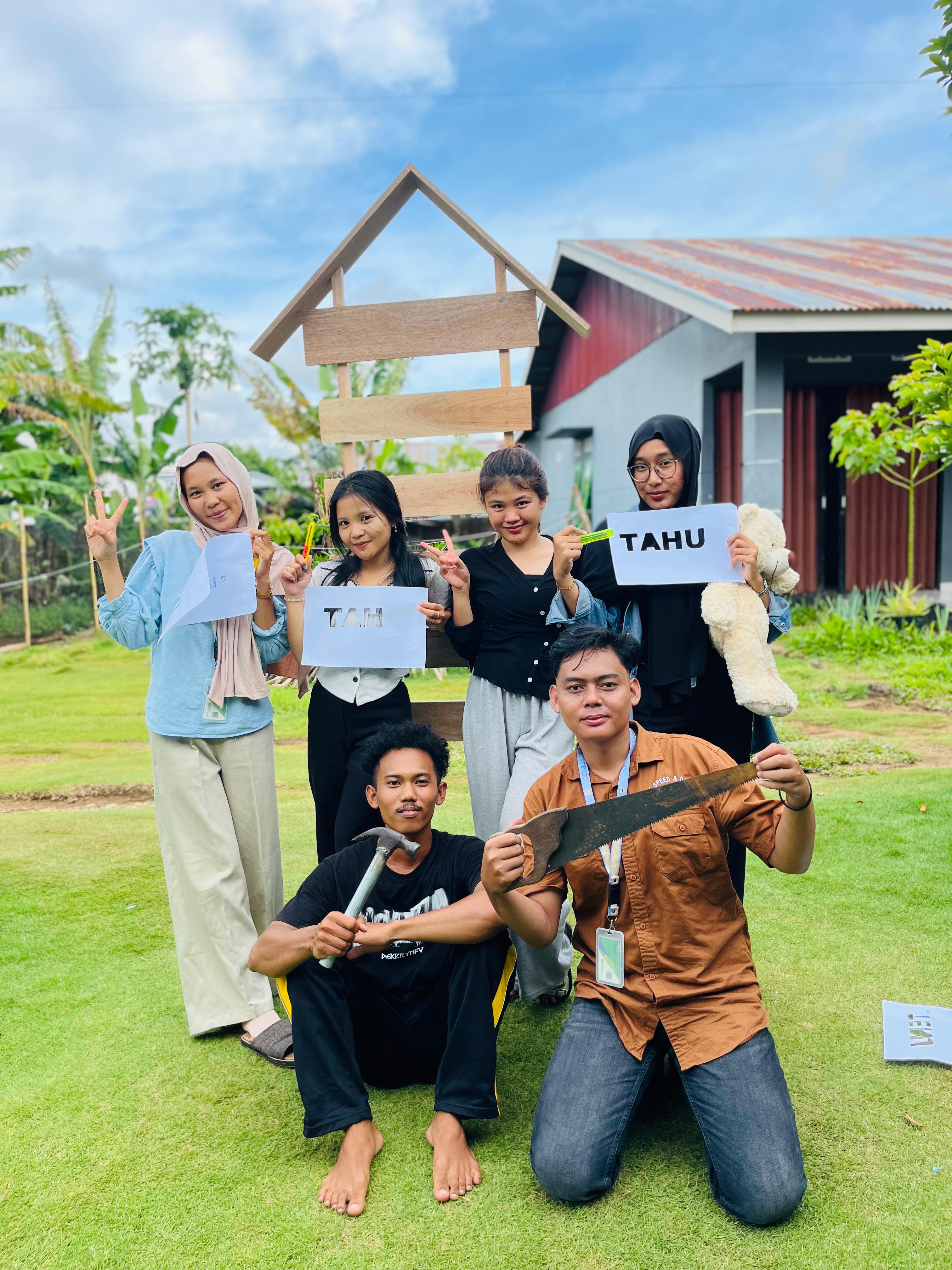 Peroses pembuatan papan edukasi sampah 