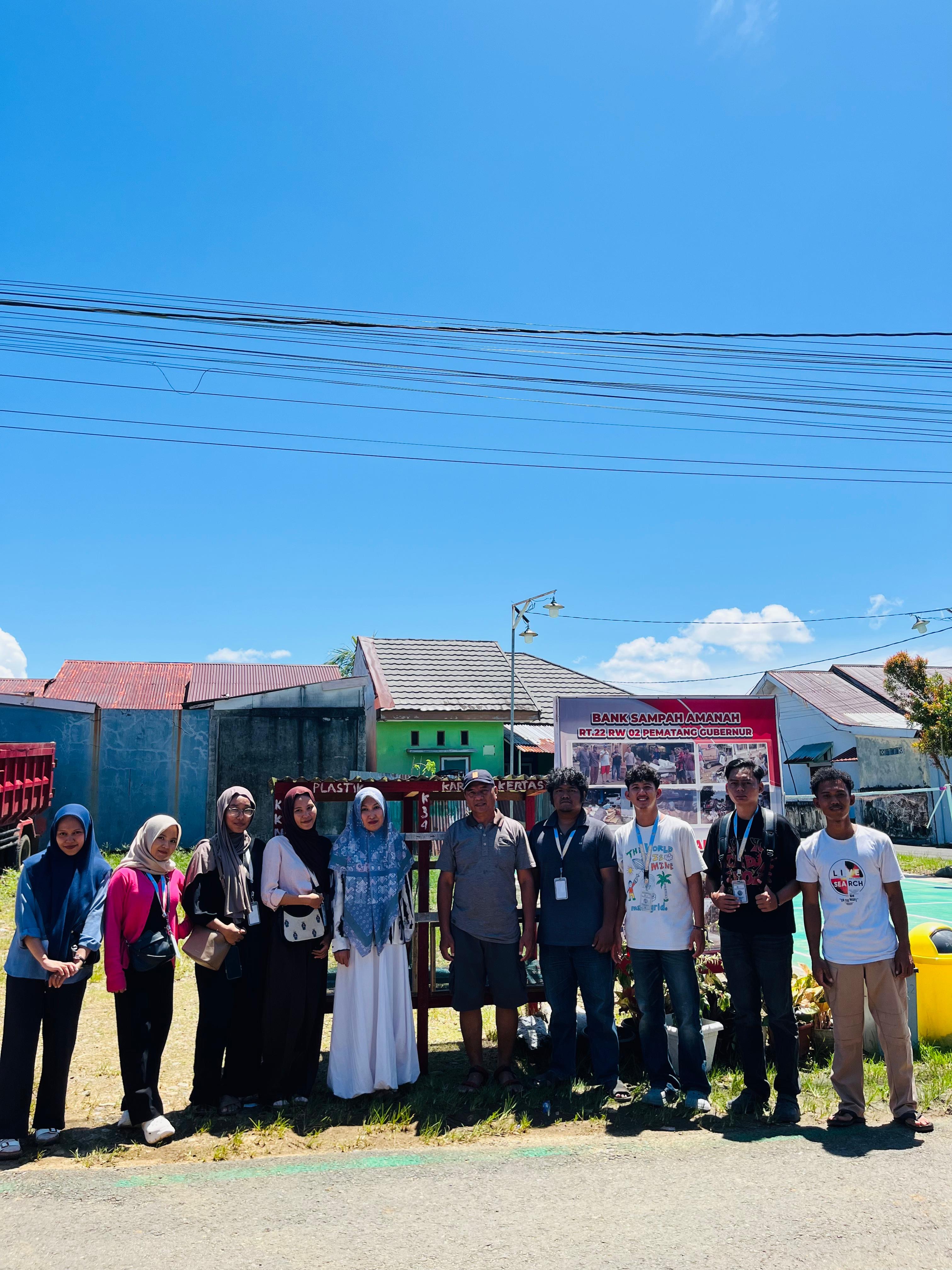 Pemasangan bank sampah bersama ibuk DPL dan pak RT  