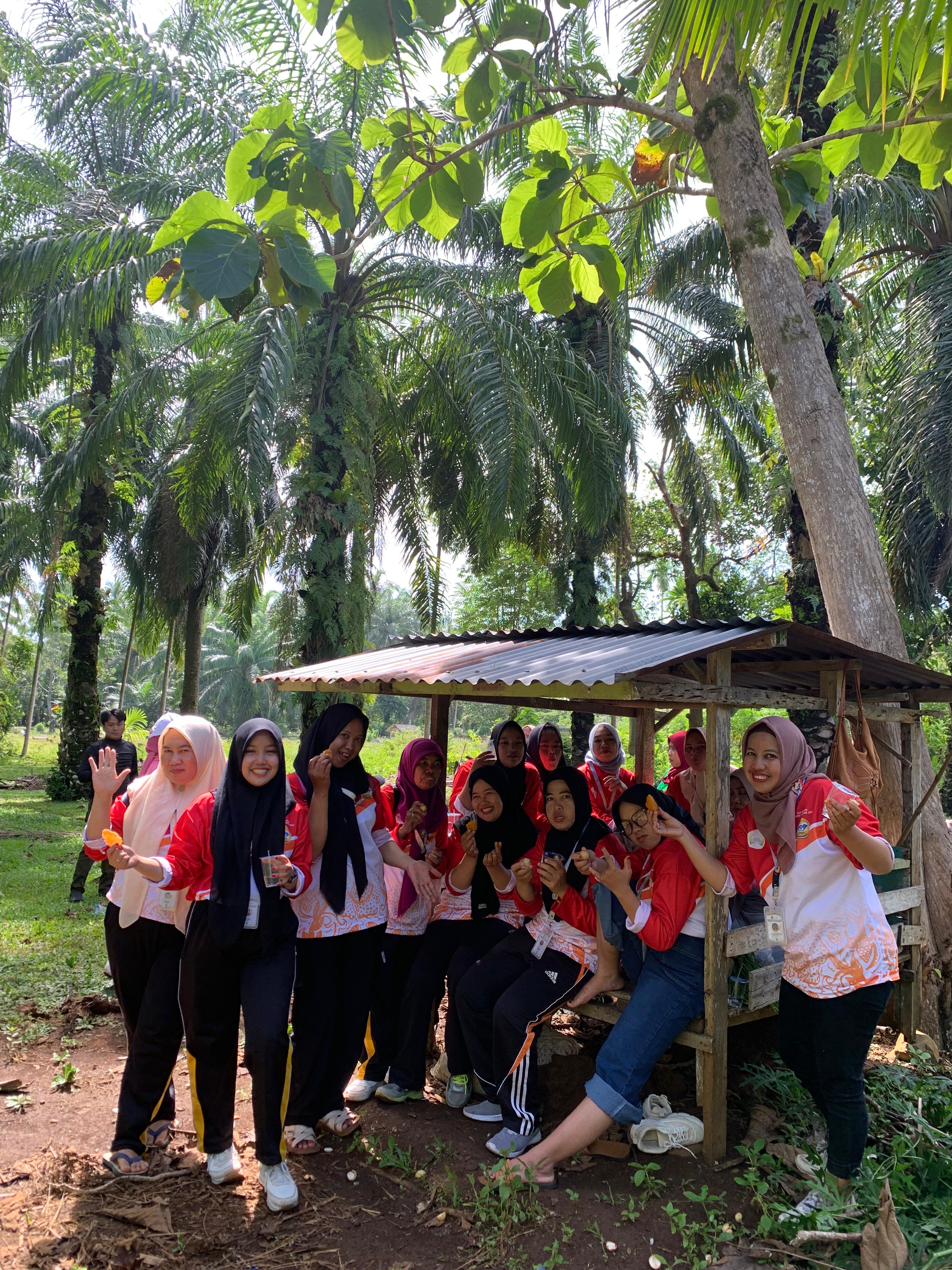 Istirahat mkn makanan yg sudah disiapkan ibu2 PKK 