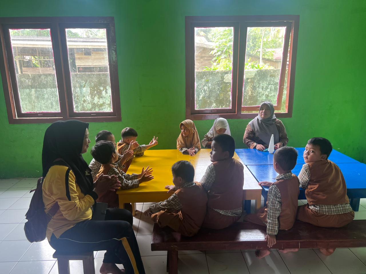 Melihat kegiatan di paud Ilham 