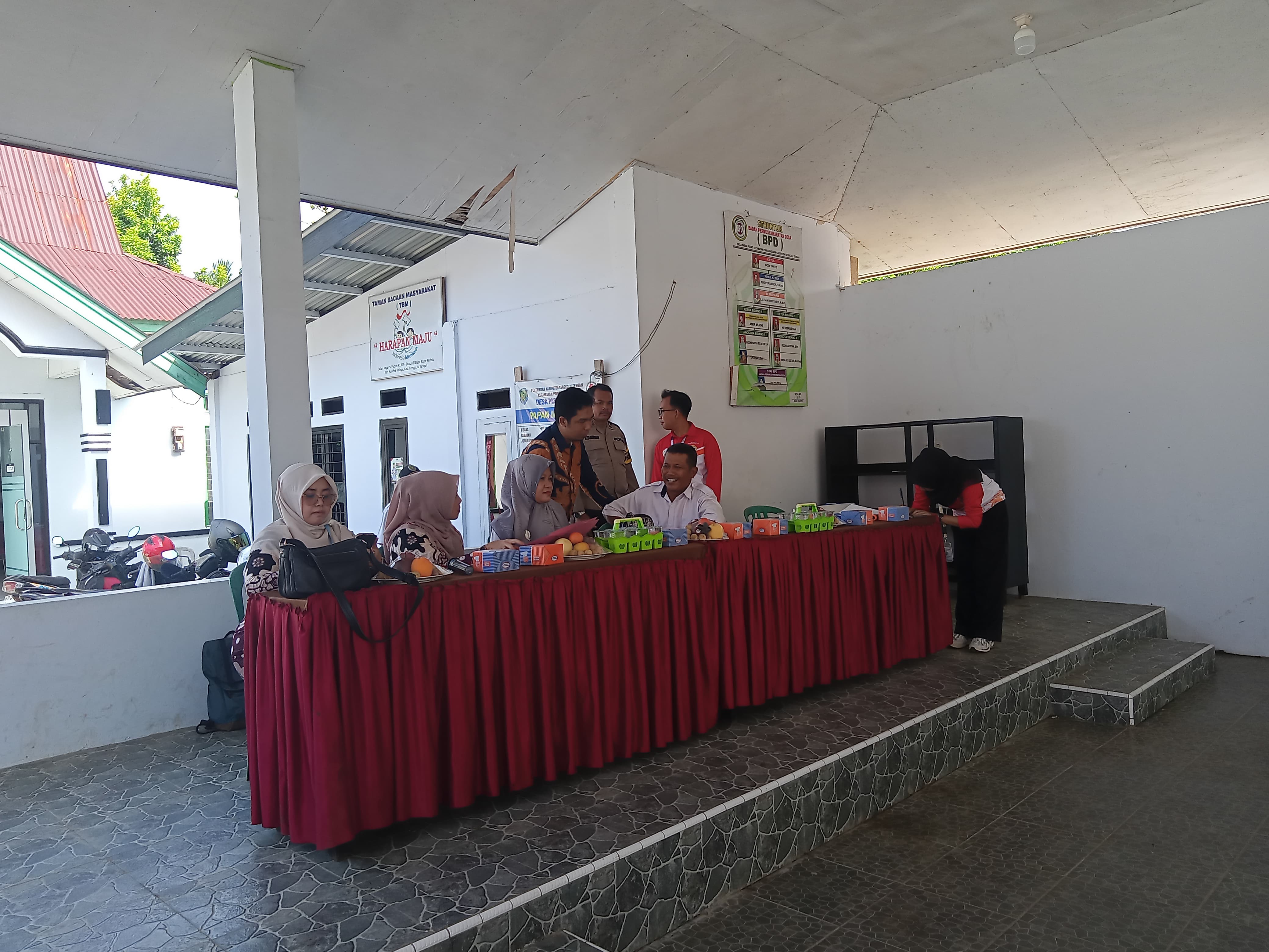 Para tamu dan jajaran aparatur desa