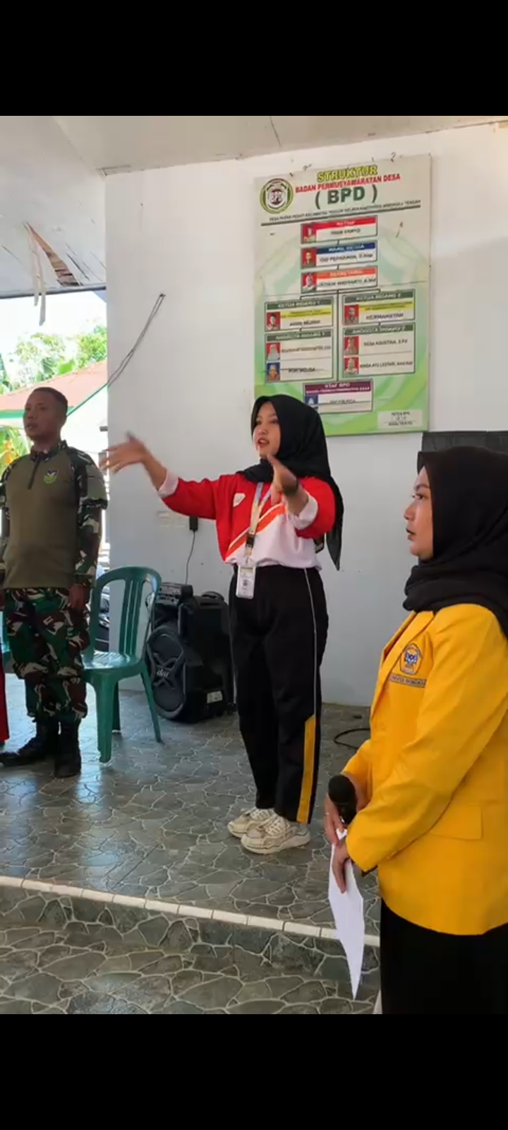 Menyanyikan lagi Indonesia raya