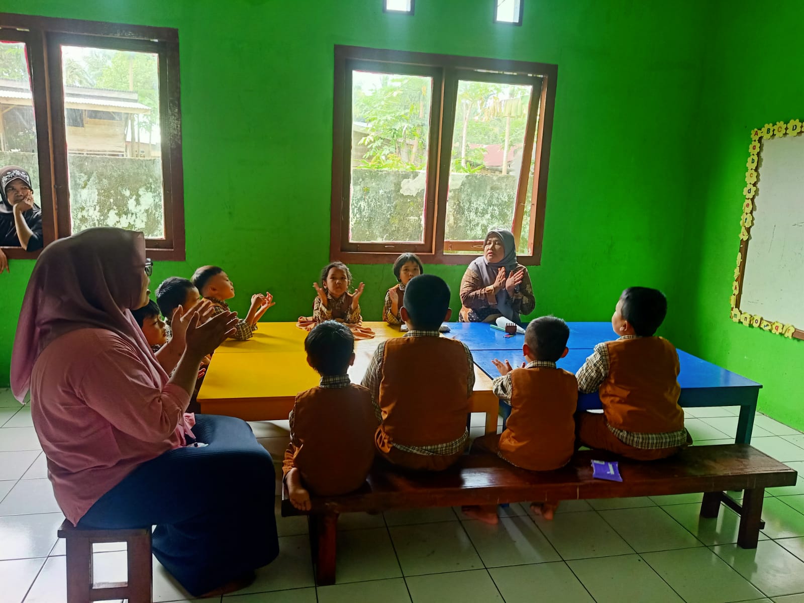 mengajar anak paud hari ini di posko