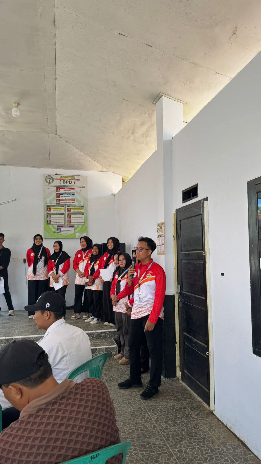 arahan dari ketua kelompok kepada ibu kwt  Srikandi pasar pedati 