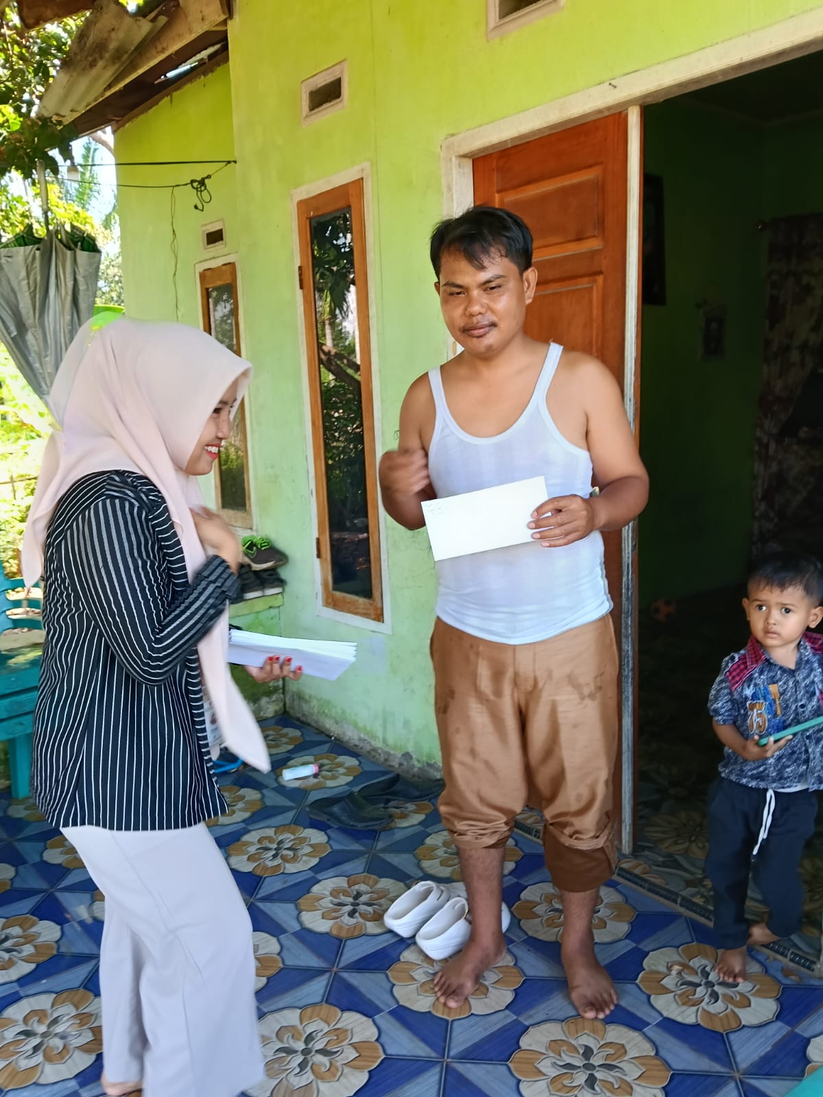 pengantar undangan ke rumah pak kadun..