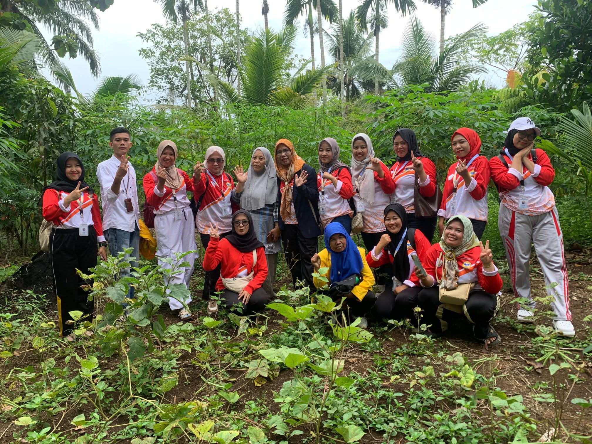 berkunjung ke kebun kwt