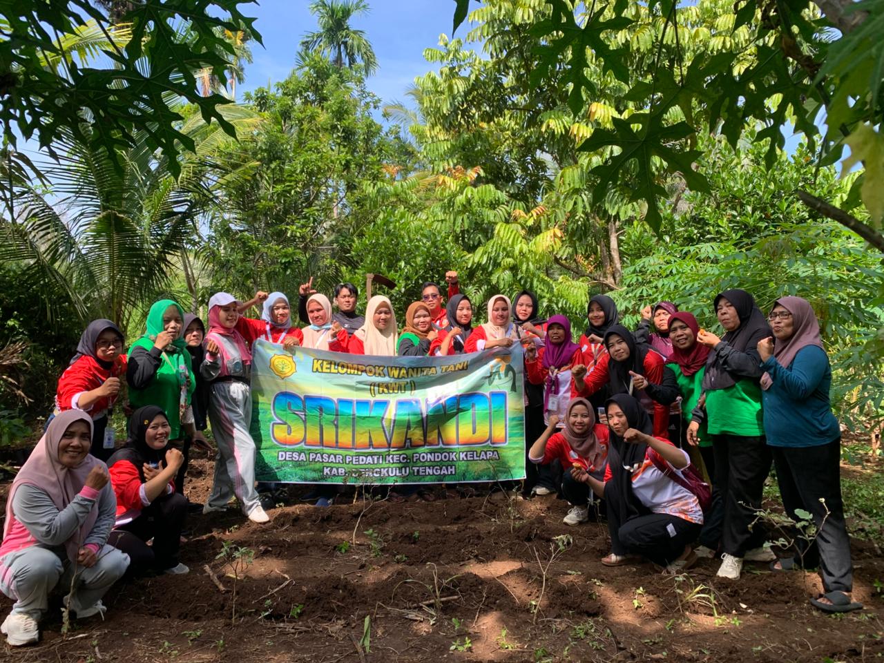 foto bersama pengurus kebun kwt pasar pedati