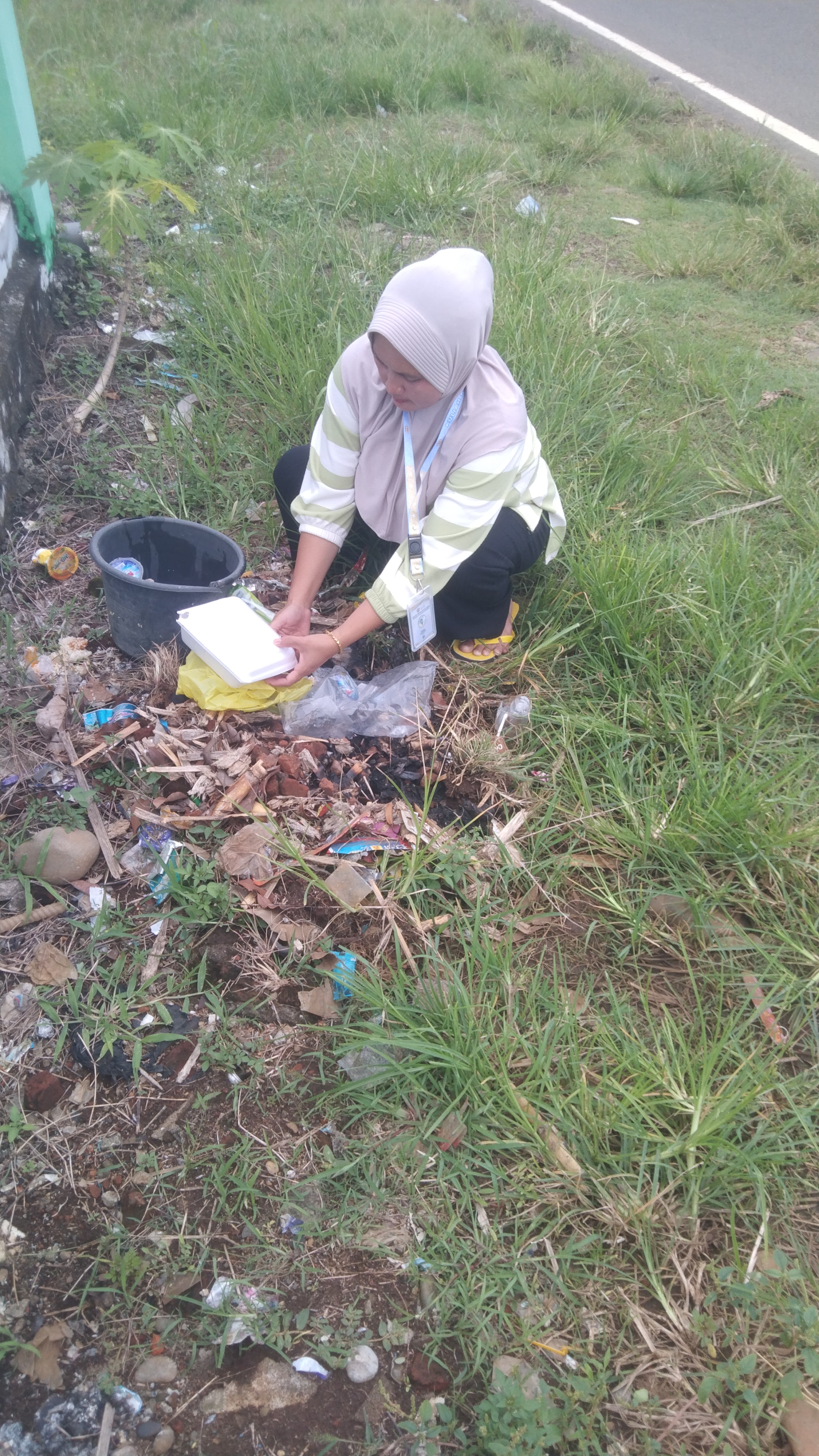 bakar sampah depan posko