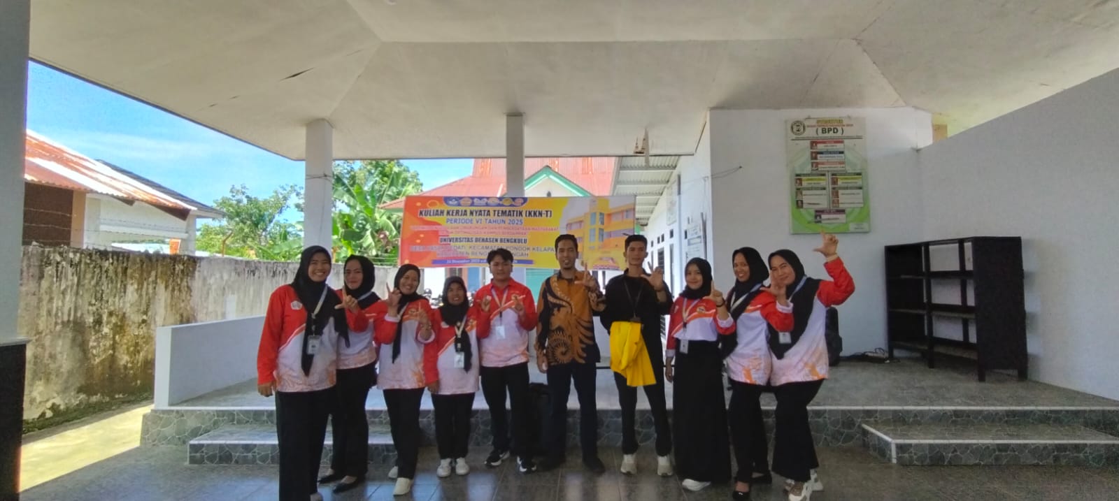 pasukan lengkap kelompok 71 foto bersama pak DPL 
