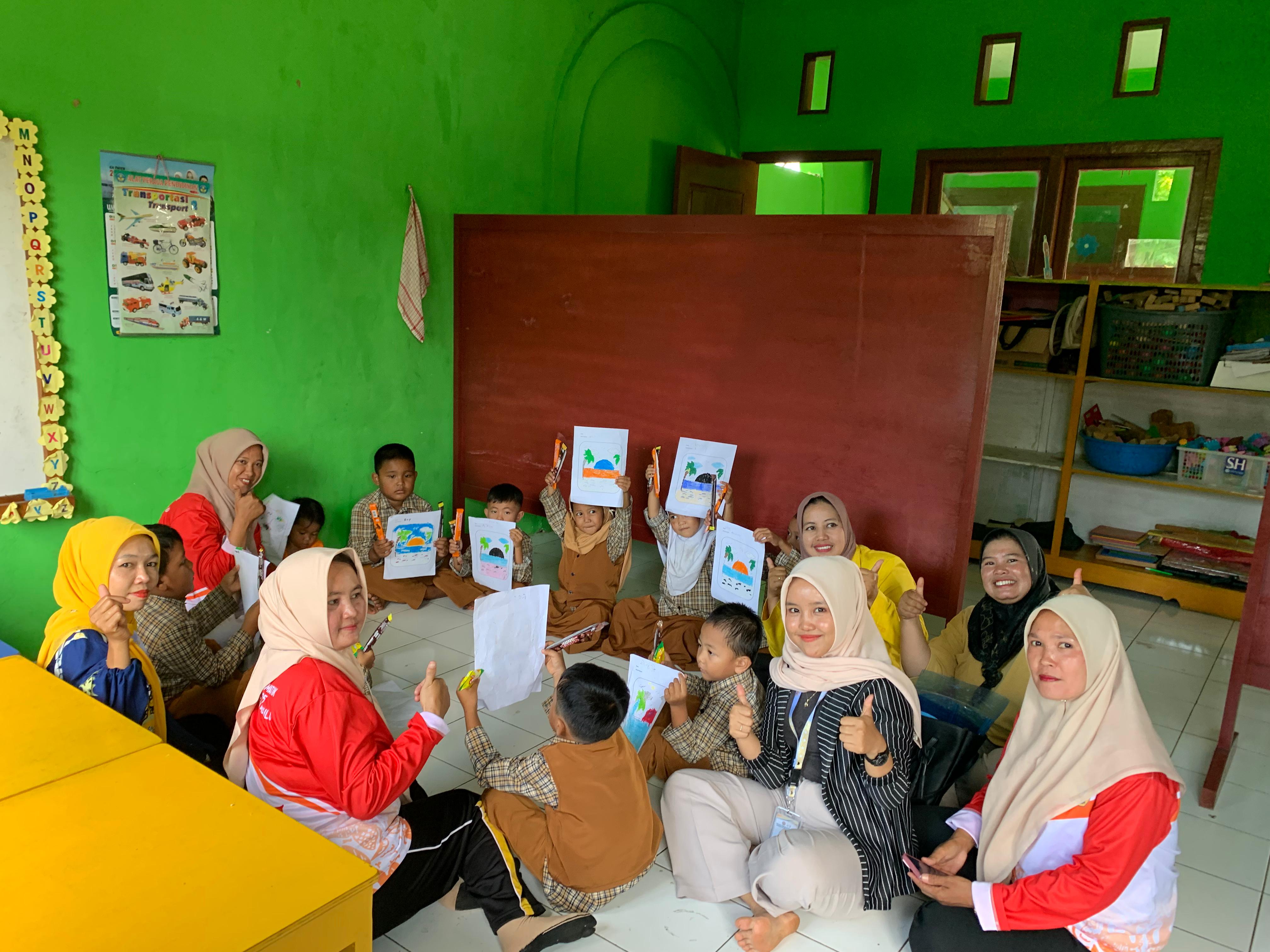 anak-anak sangat antusias sekali di ajak mewarnai 