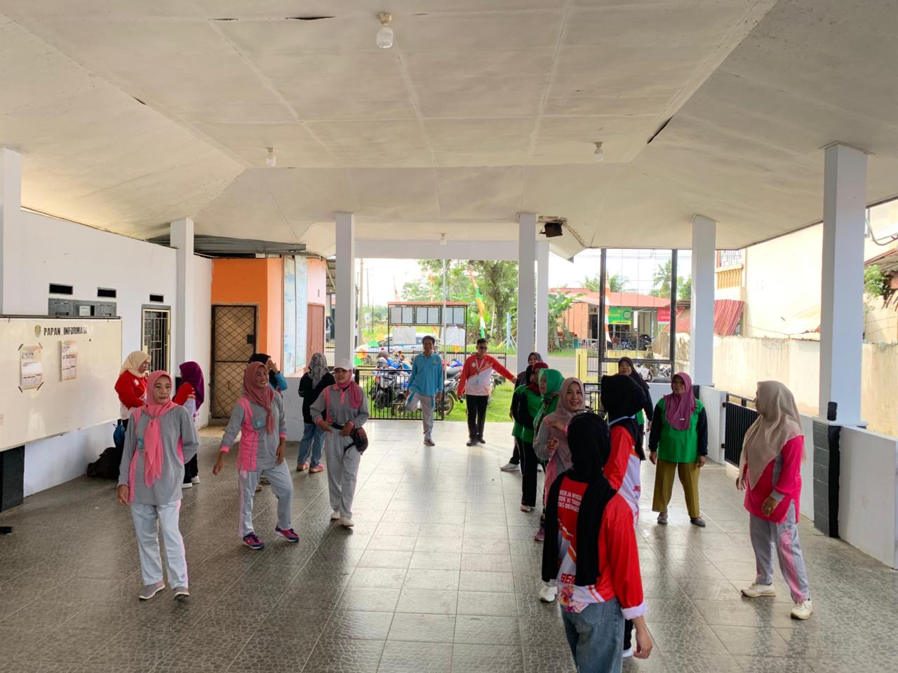 Senam bersama ibu pkk di kantor desa pasar pedati
