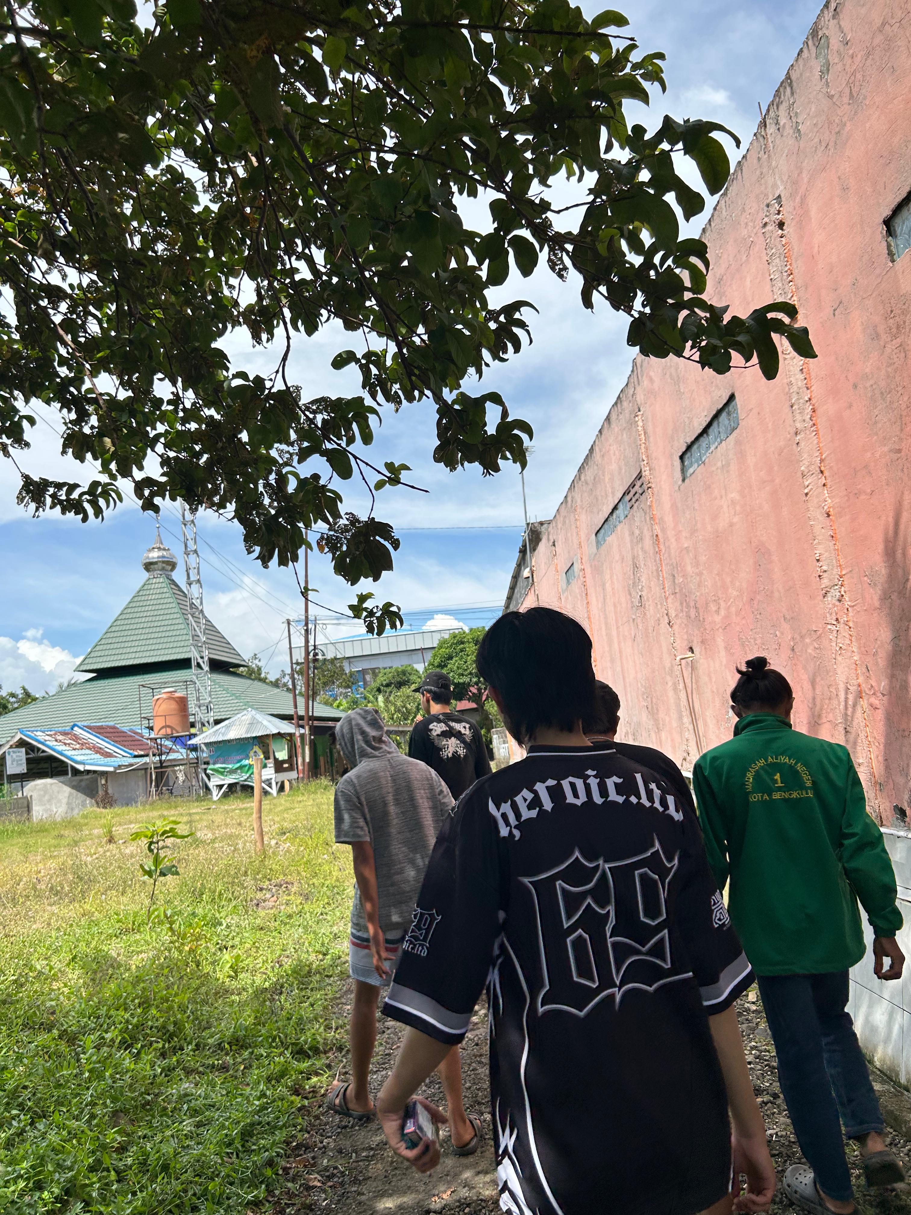 Gotong royong bersama untuk membuat lapangan futsal 