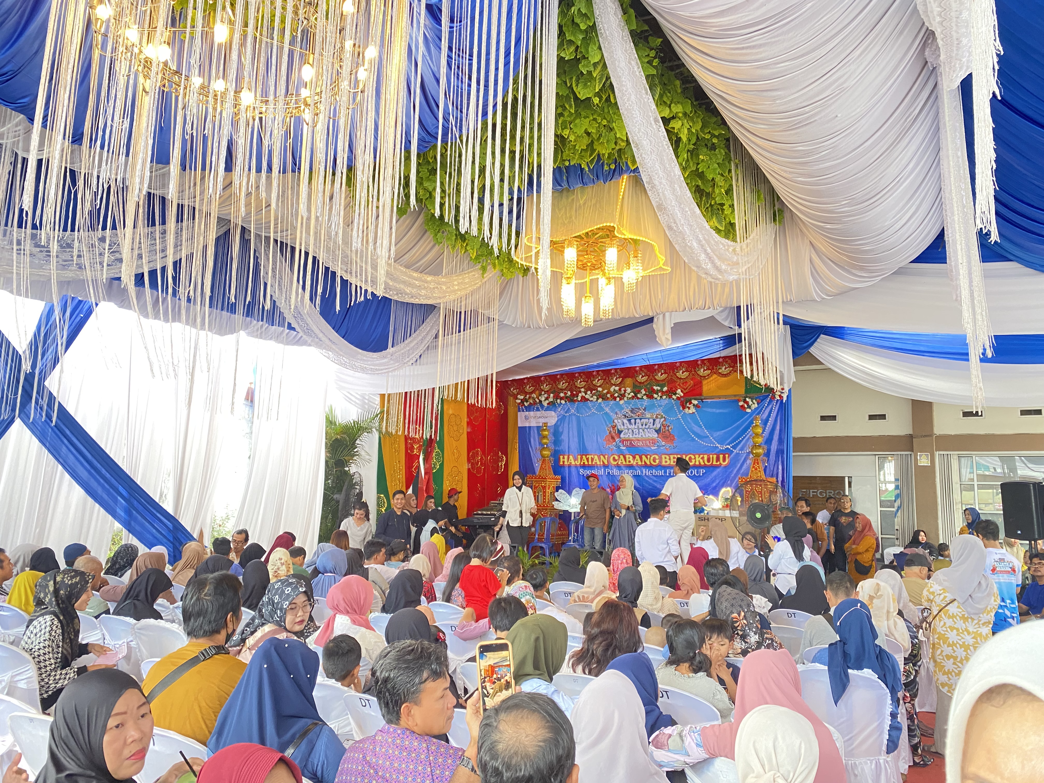 Kegiatan di kantor FIF padang jati ( samping syarah cake).
