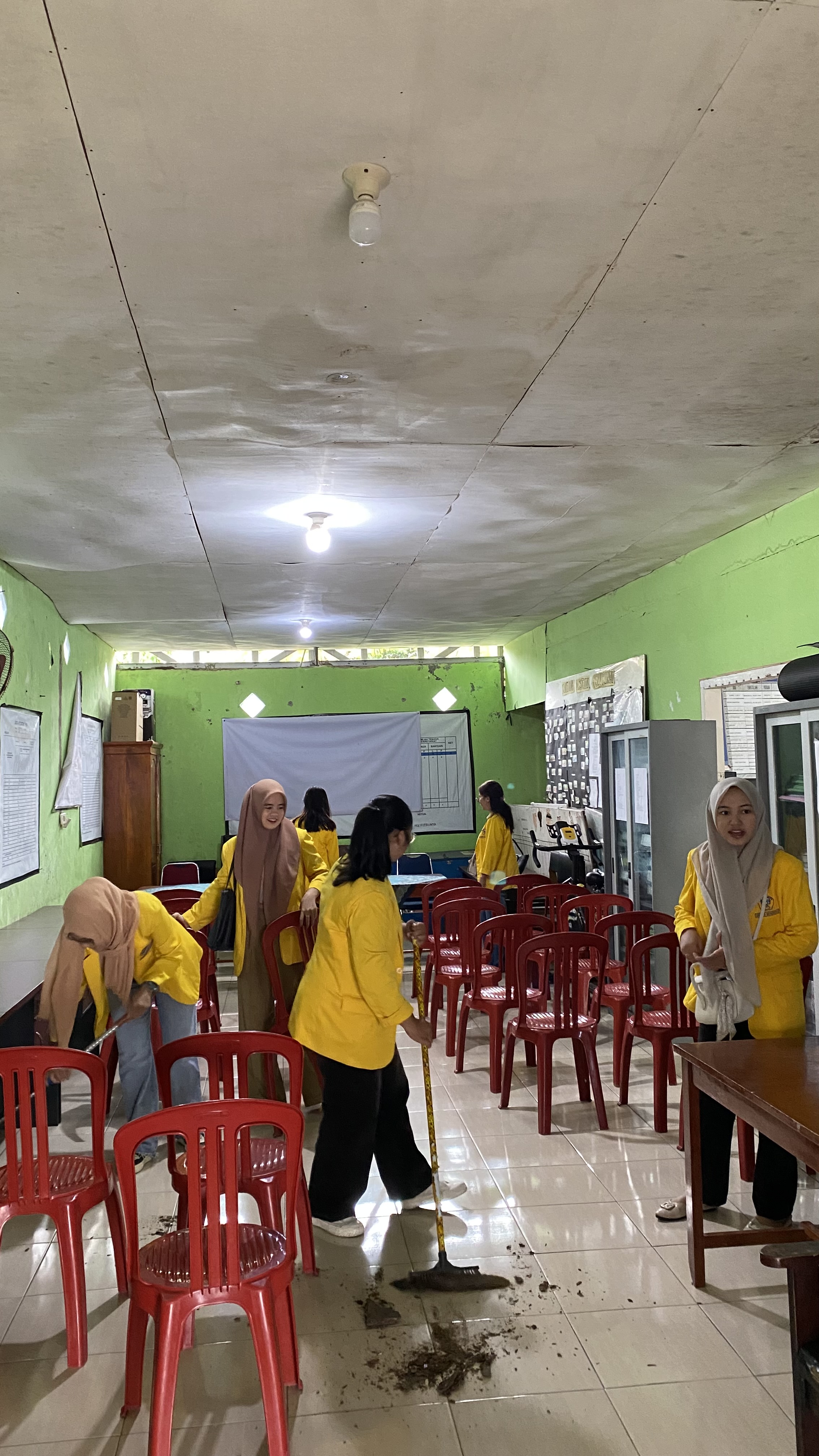 Kebersihan aula dan pertemuan lurah dipenurunan