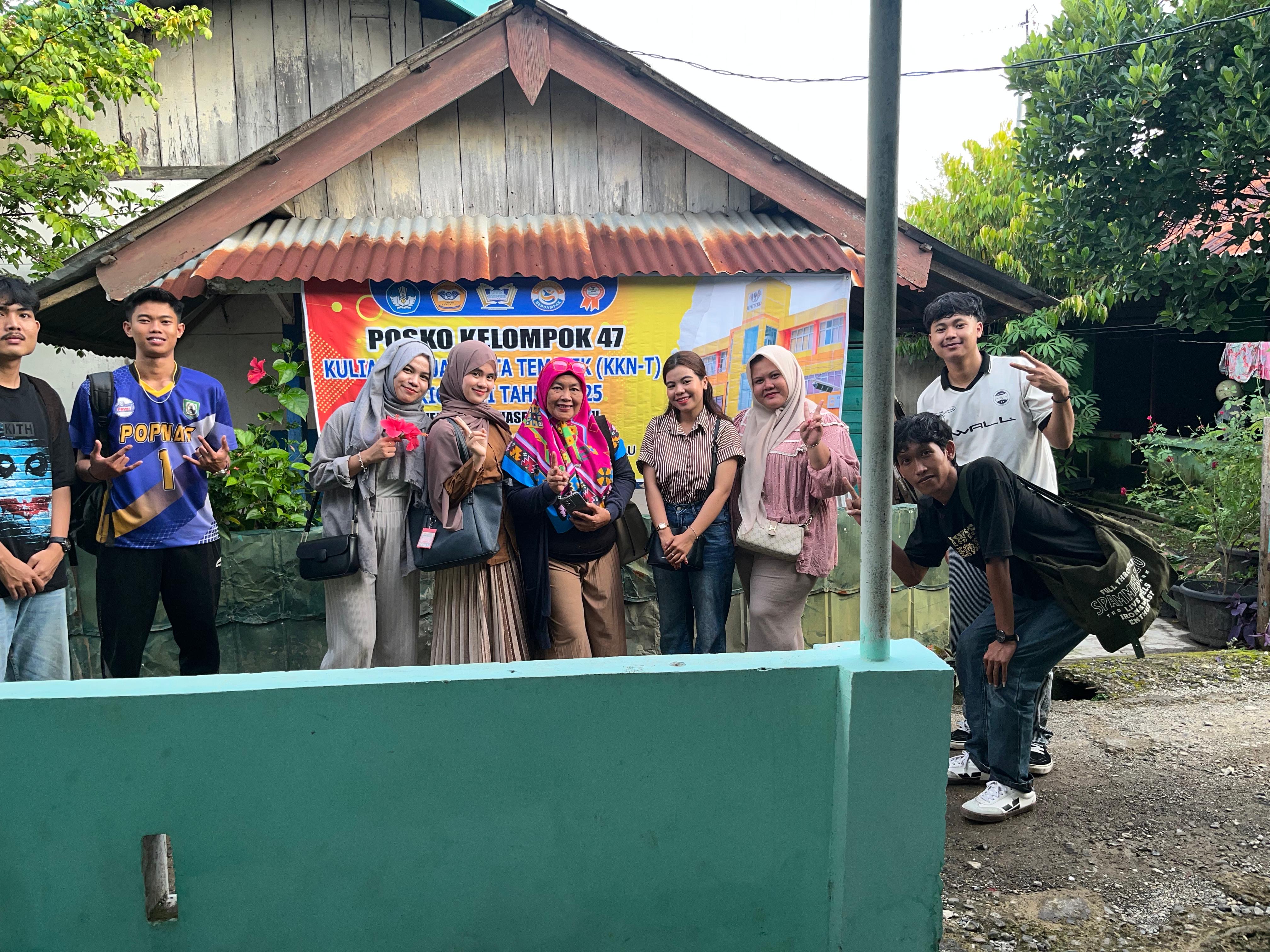 KUNJUNGAN IBU DPL KE POSKO KKN RT 14 PENURUNAN 