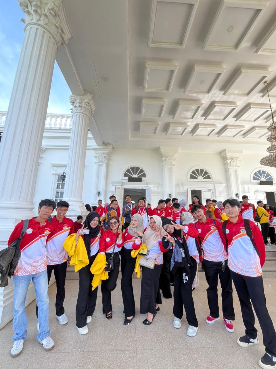FOTO BERSAMA DIGEDUNG MERAH PUTIH 