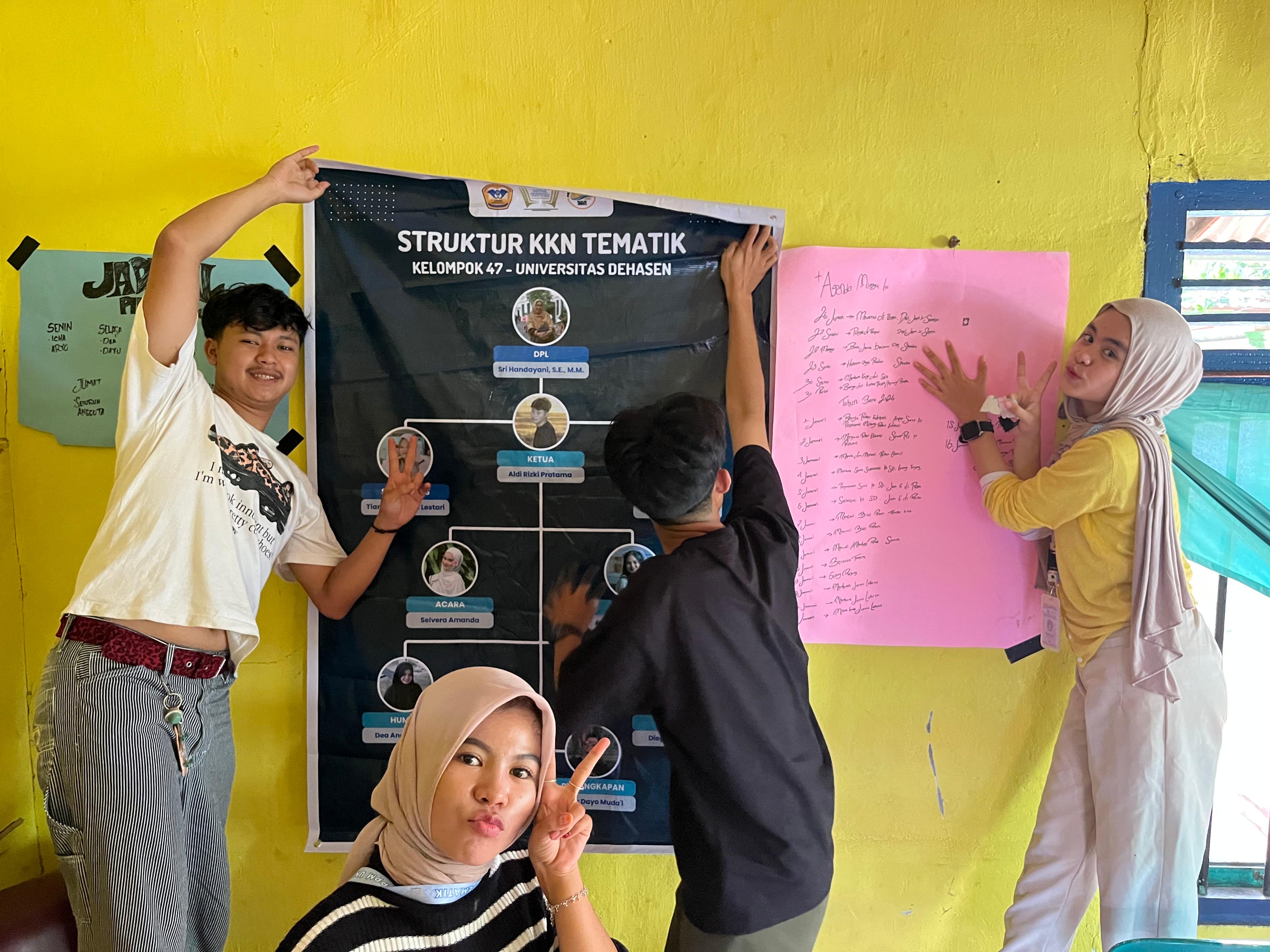 Pemasangan spanduk struktur di posko kkn rt 14 Penurunan