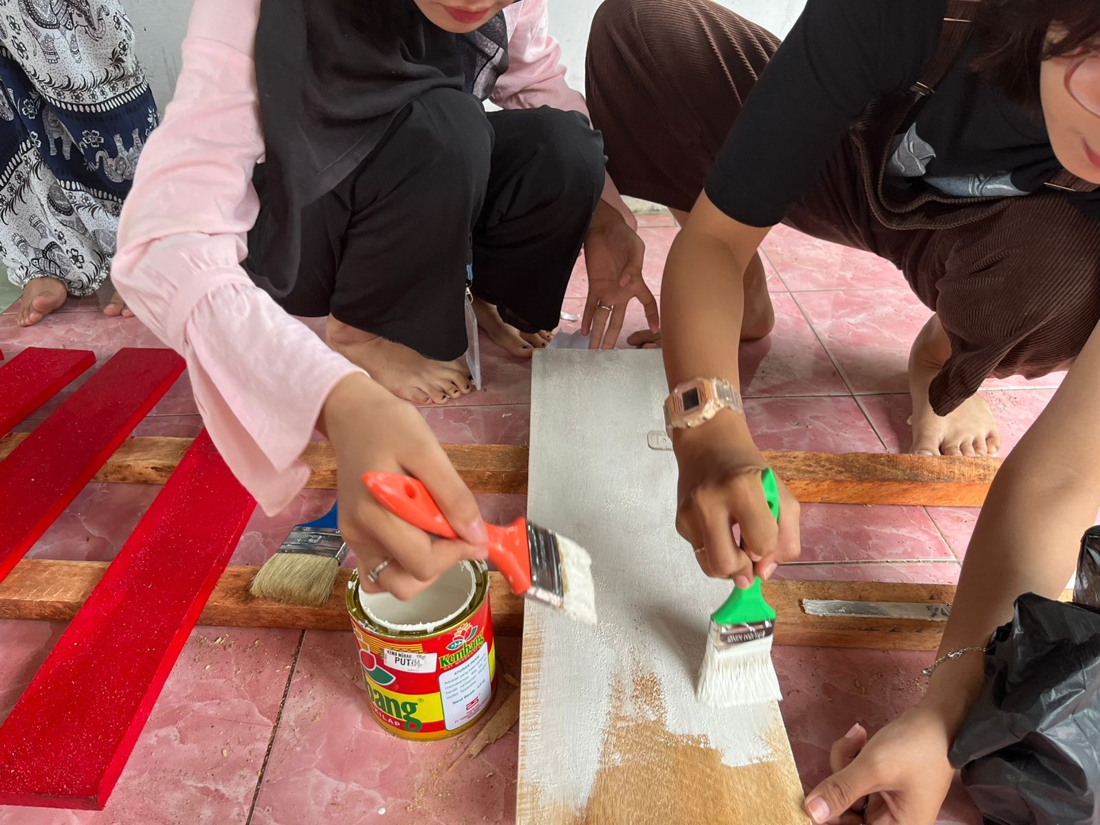 Proses pengecatan papan edukasi