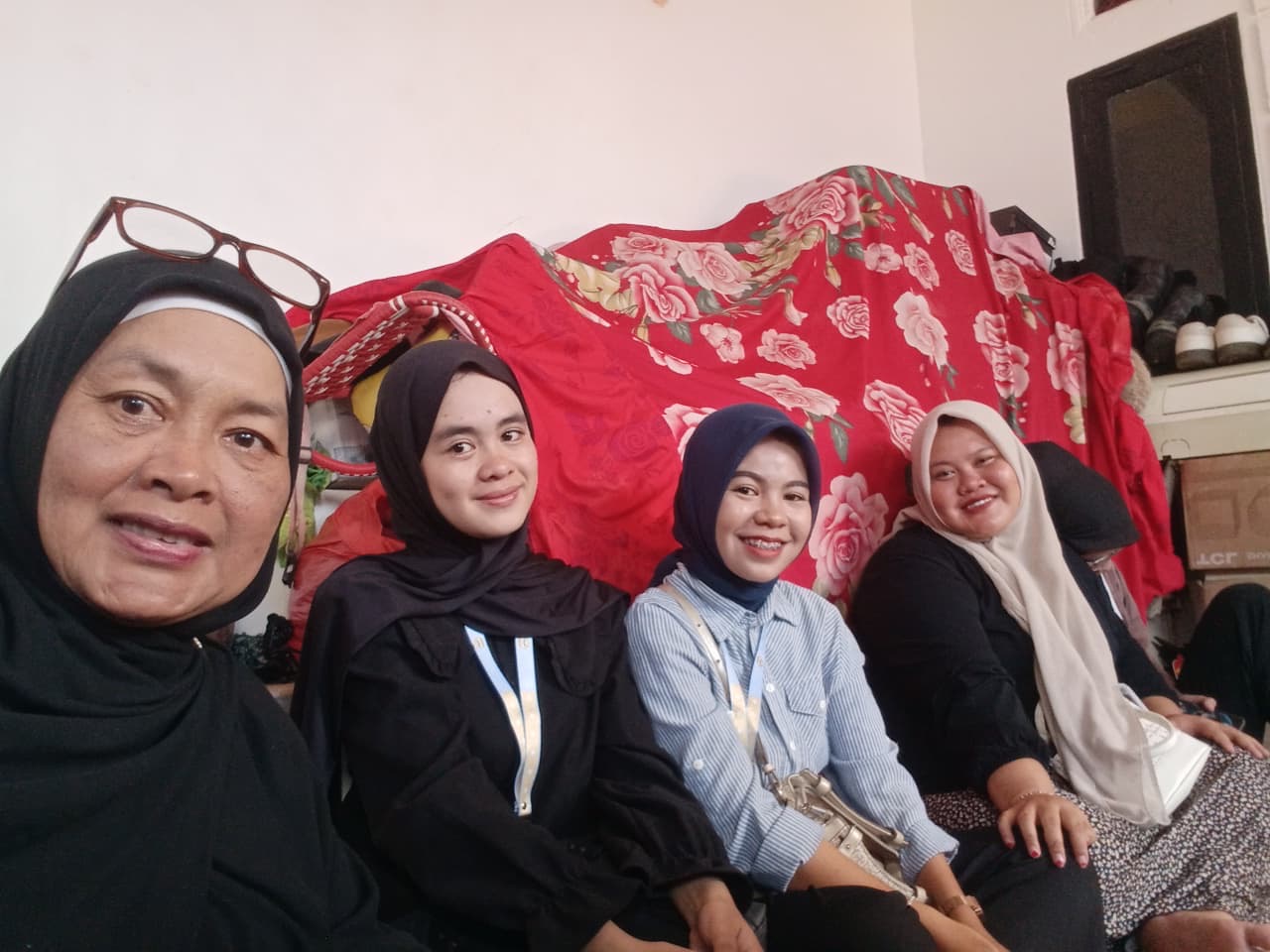 Silaturahmi dan Kunjungan Duka kerumah salah satu anggota kkn kelompok 47Bersama Ibu DPL