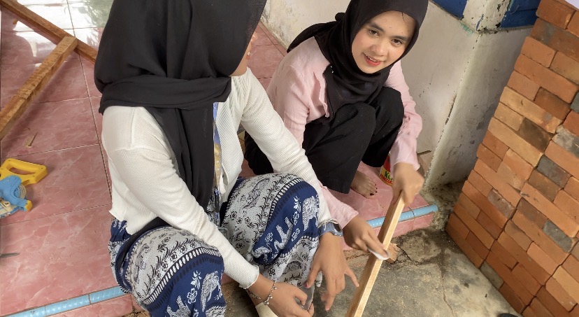 Proses pengamplasan kayu papan untuk pembuatan papan edukasi