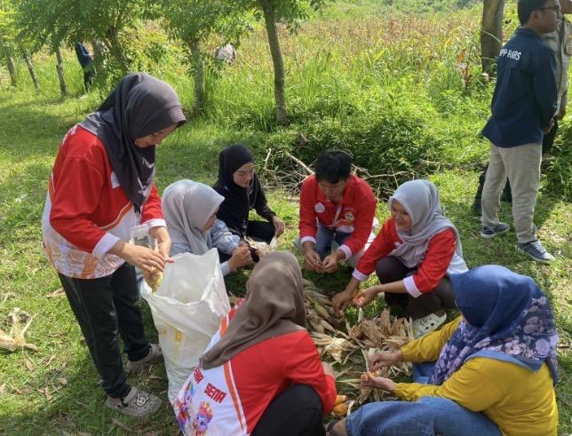 Mengupas jagung bersama bersama ibu-ibu