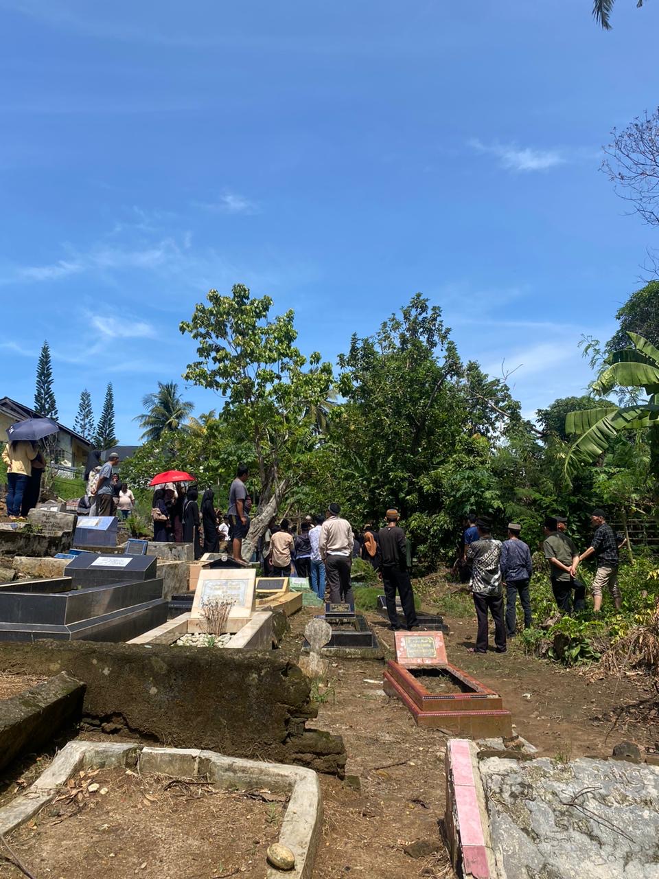 Menghadiri pemakaman ayah dari salah satu anggota Kelompok 47