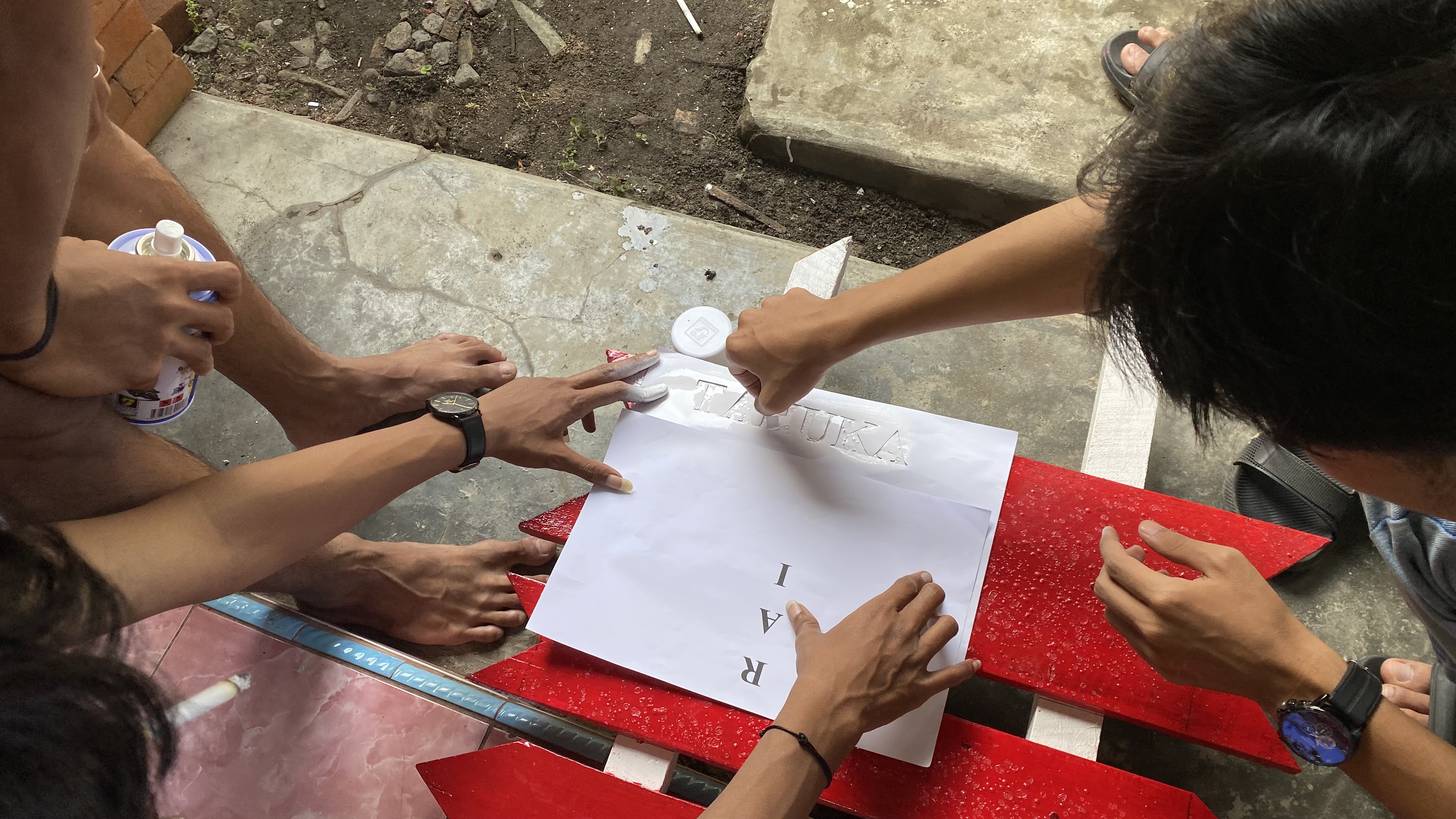 Melanjutkan pembuatan plang edukasi rt 14 penurunan