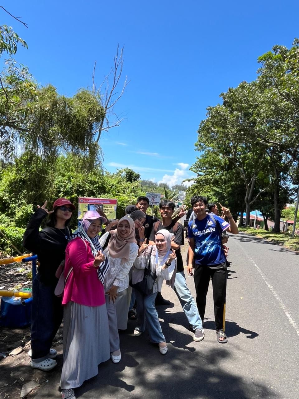Muka ceria ketika pembuatan taman di lempuing 