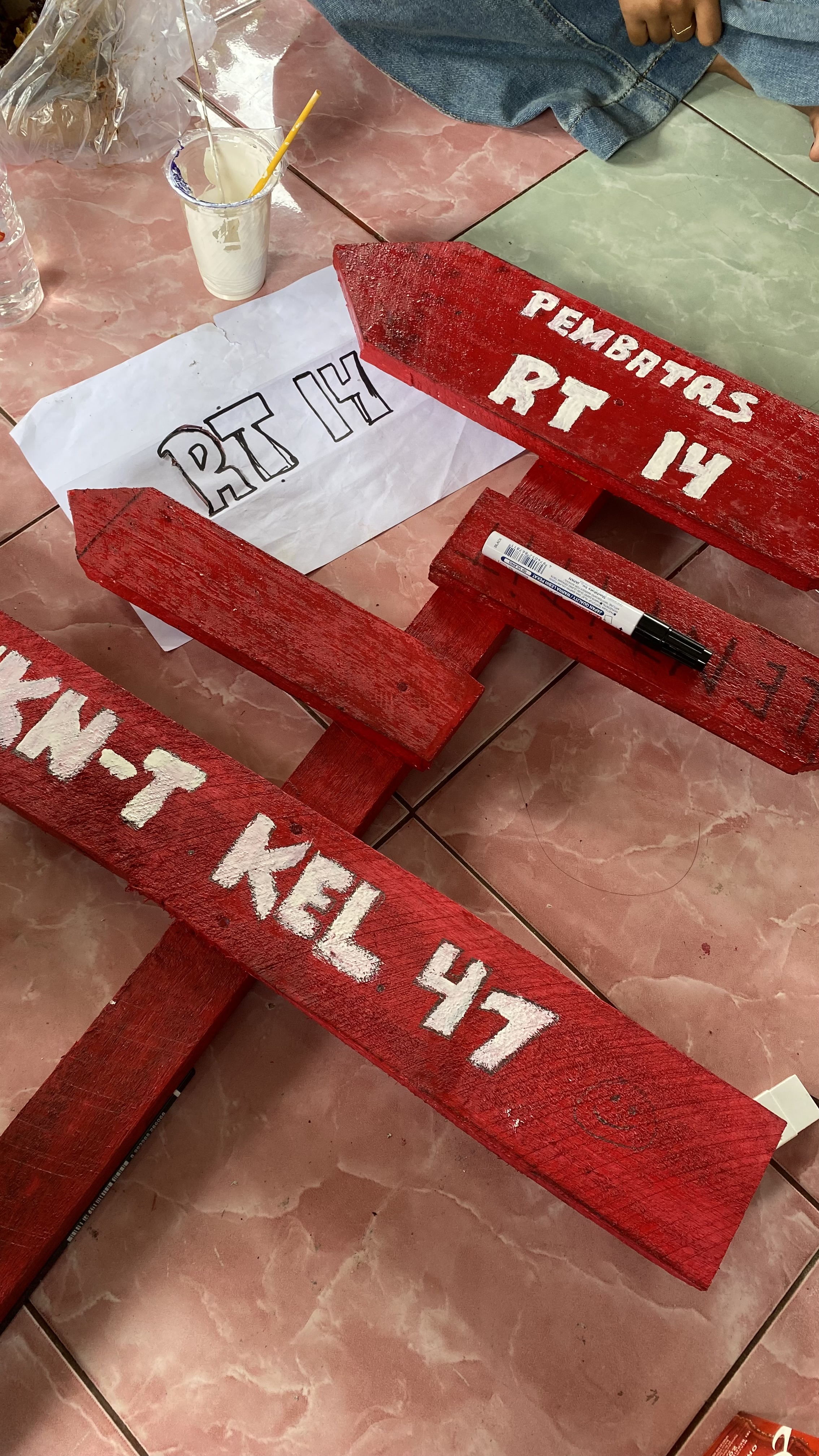 Proses pembuatan plang pembatas rt