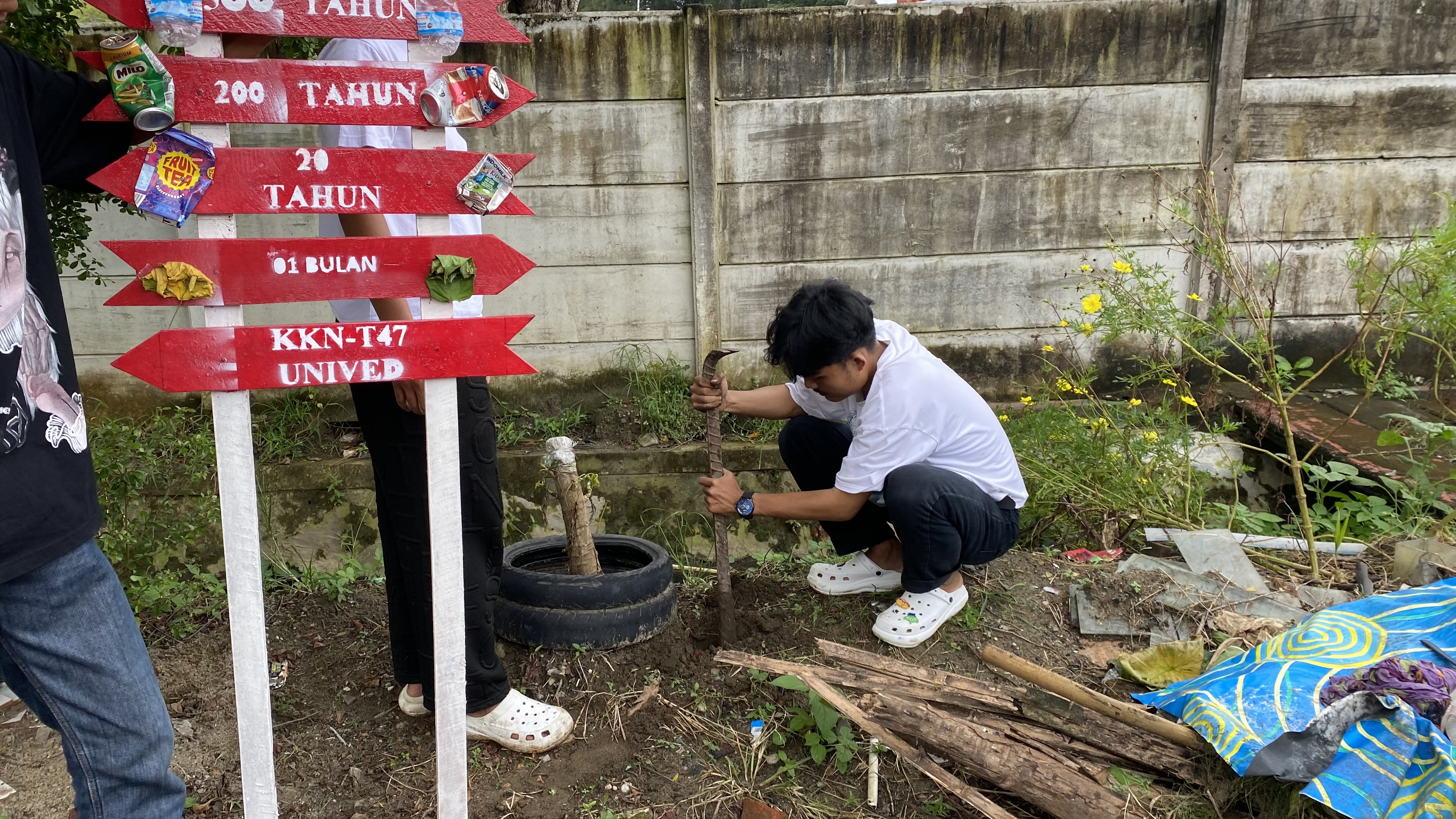 Proses penggalian tanah untuk pemasangan plang edukasi sampah di rt 14 penurunan 
