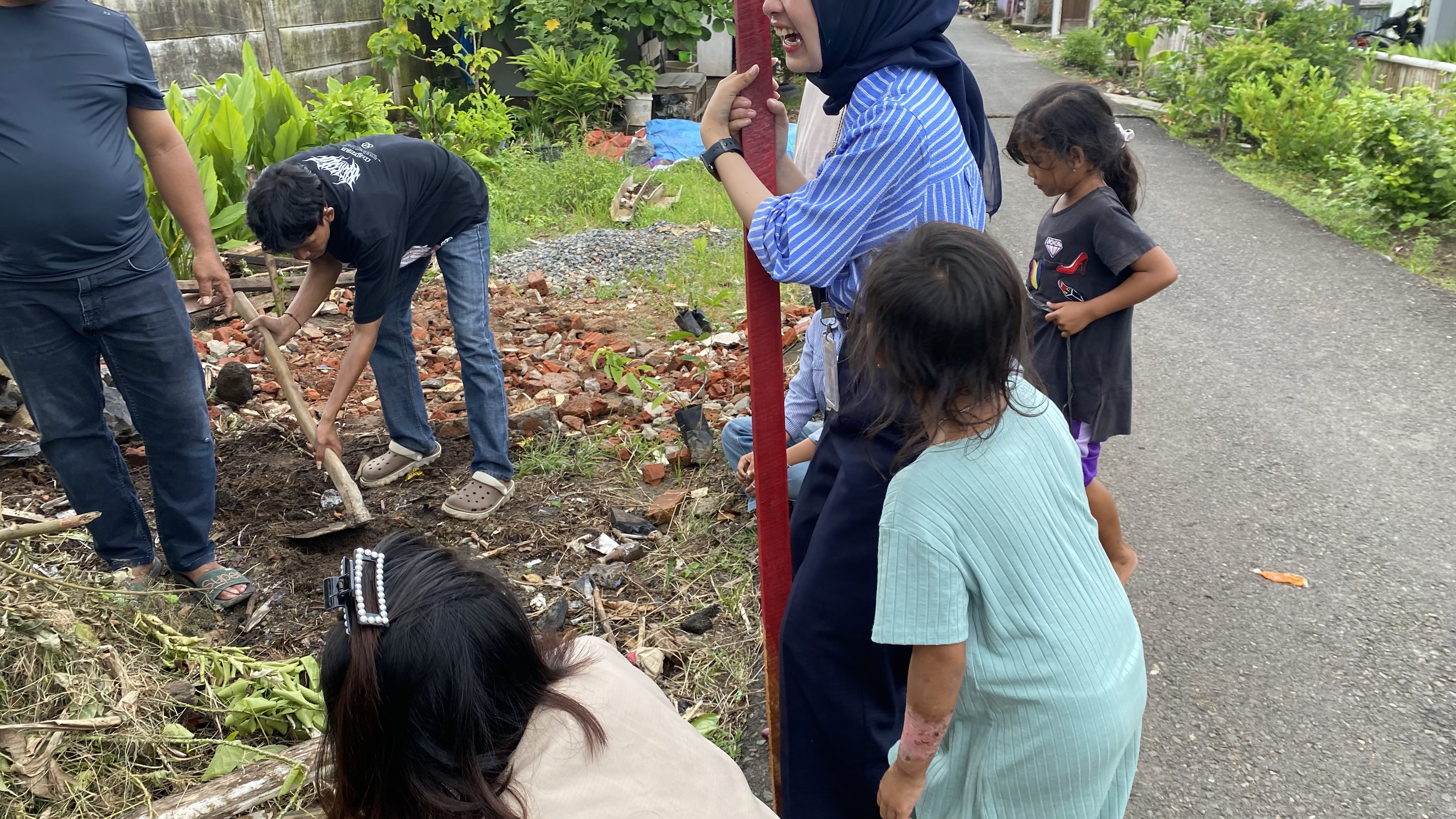 Keseruan bersama pak rt dan adek-adek rt 14 ketika pemasangan plang edukasi sampah dan plang pembatas rt