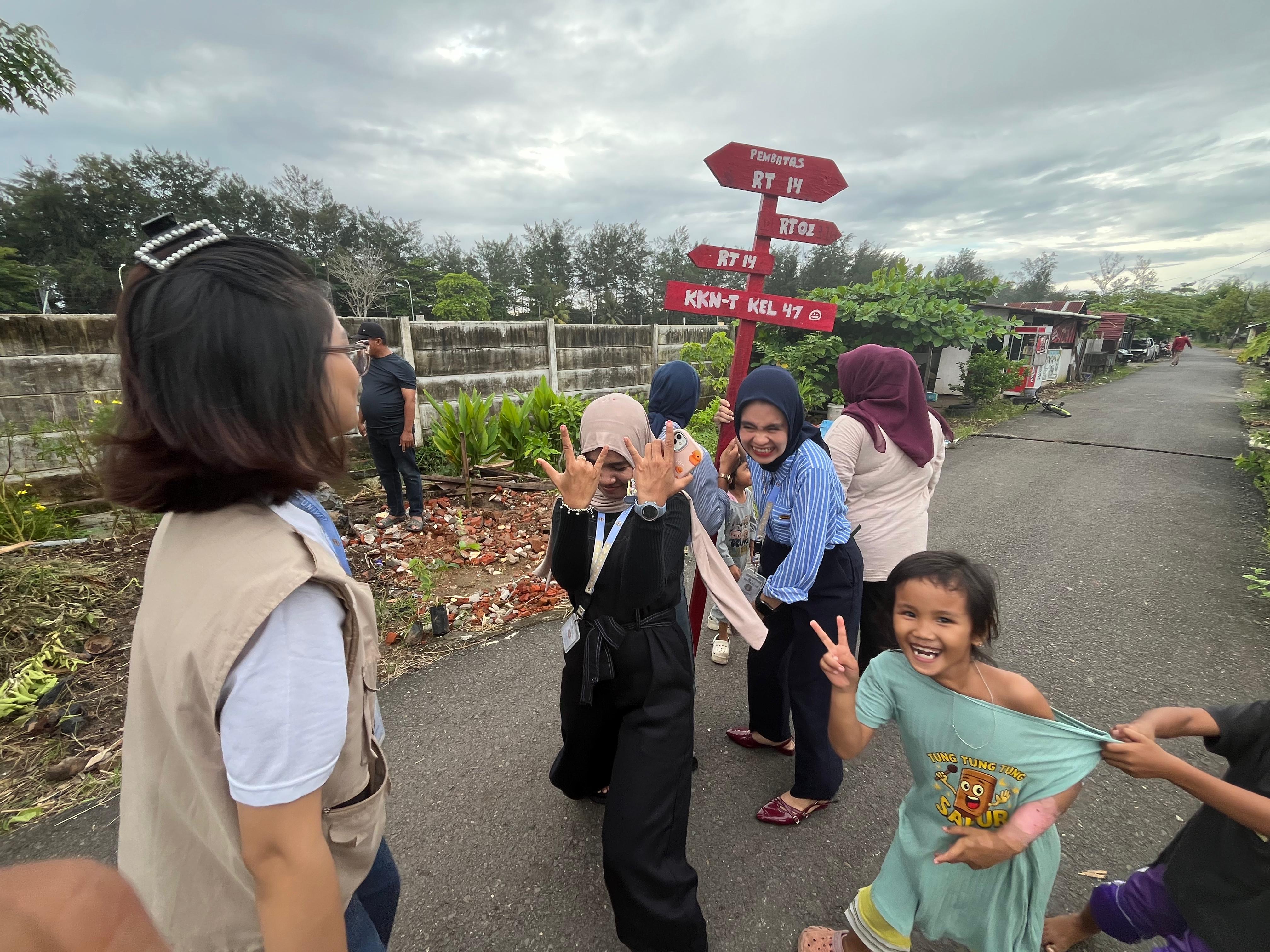 Pemasangan plang edukasi sampah dan plang pembatas antar rt