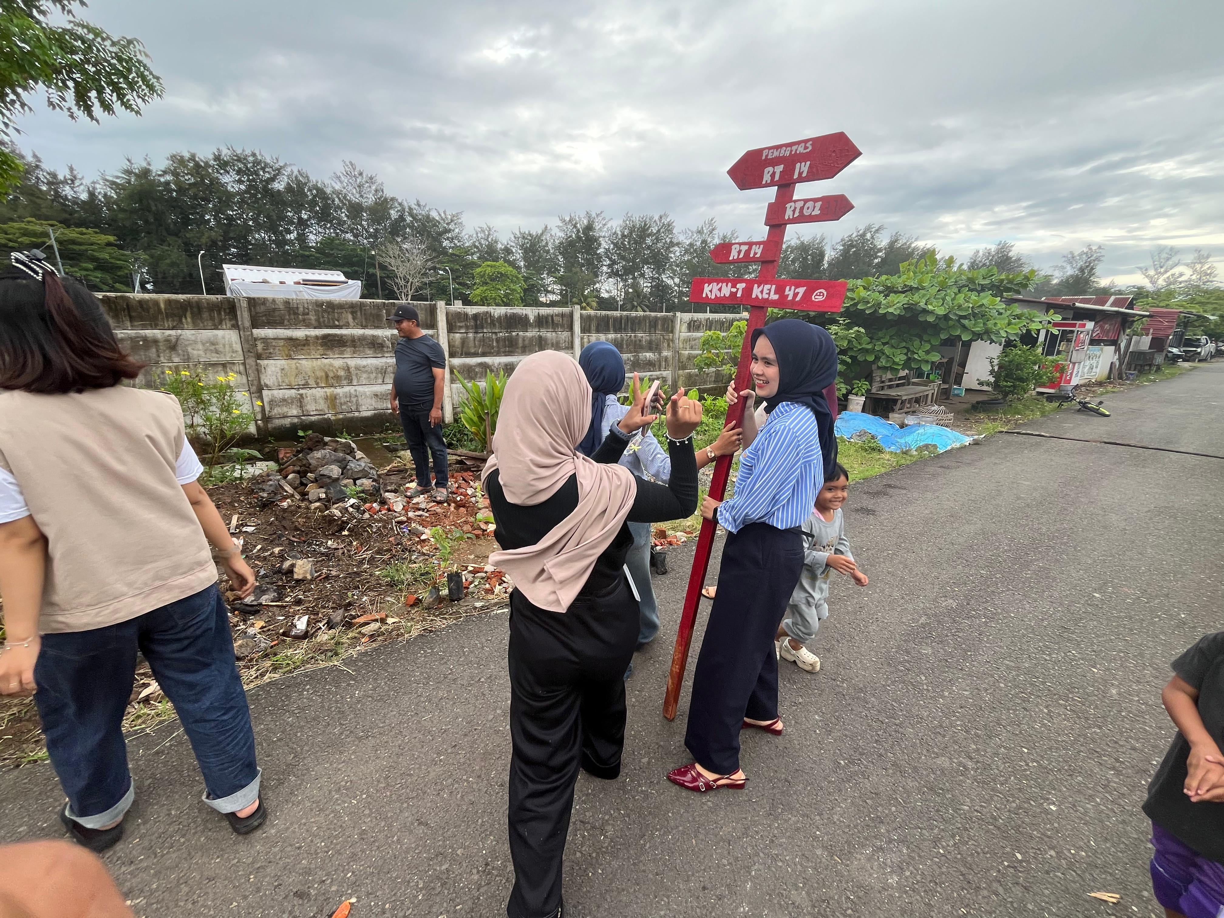 Penuh bahagia dan tawa ketika pemasangan plang edukasi sampah dan pembatas di rt 14 penurunan 