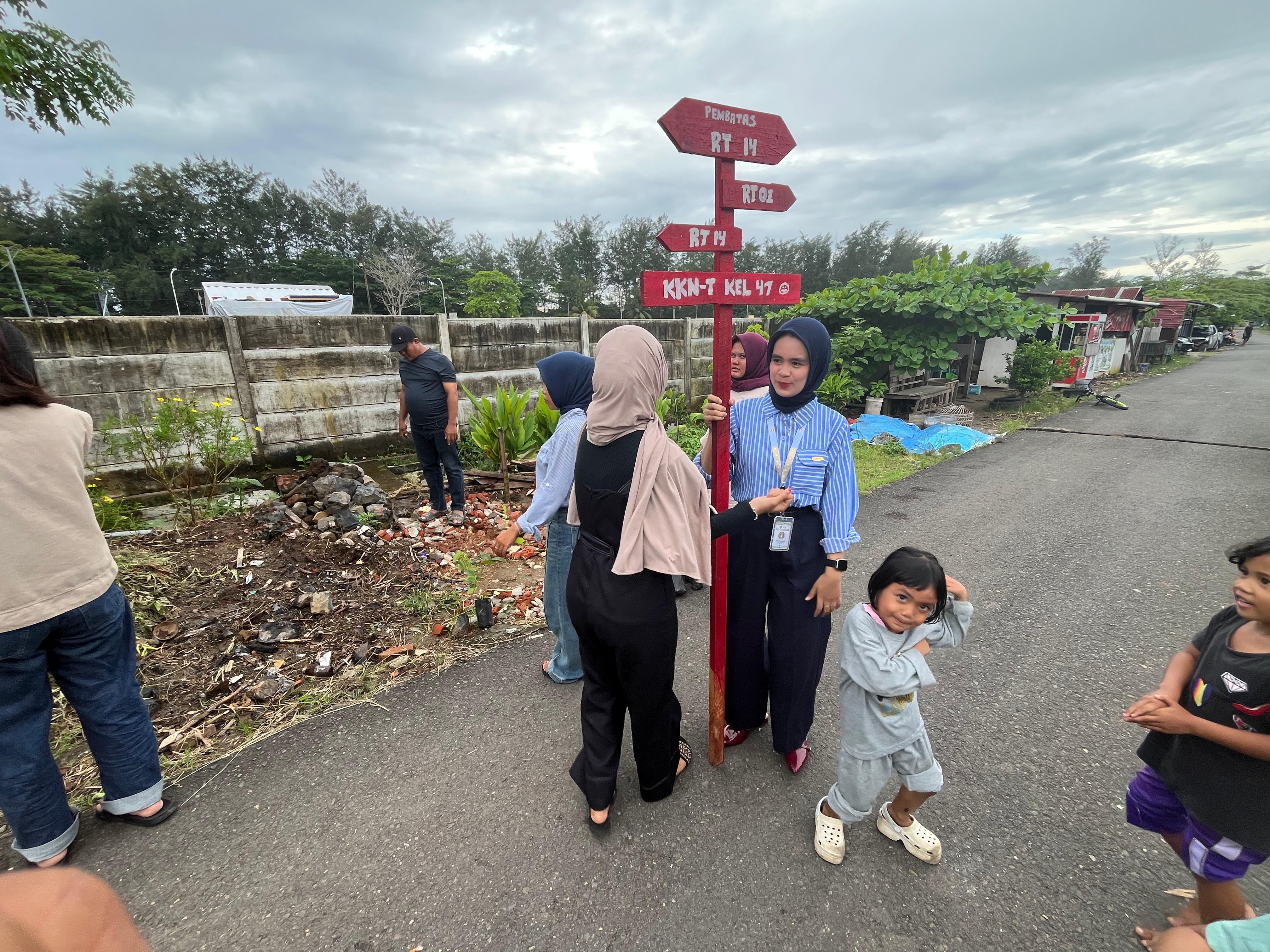 Penuh kebahagiaan dan tawa ketika pemasangan plang edukasi sampah dan pembatas di rt 14 penurunan 