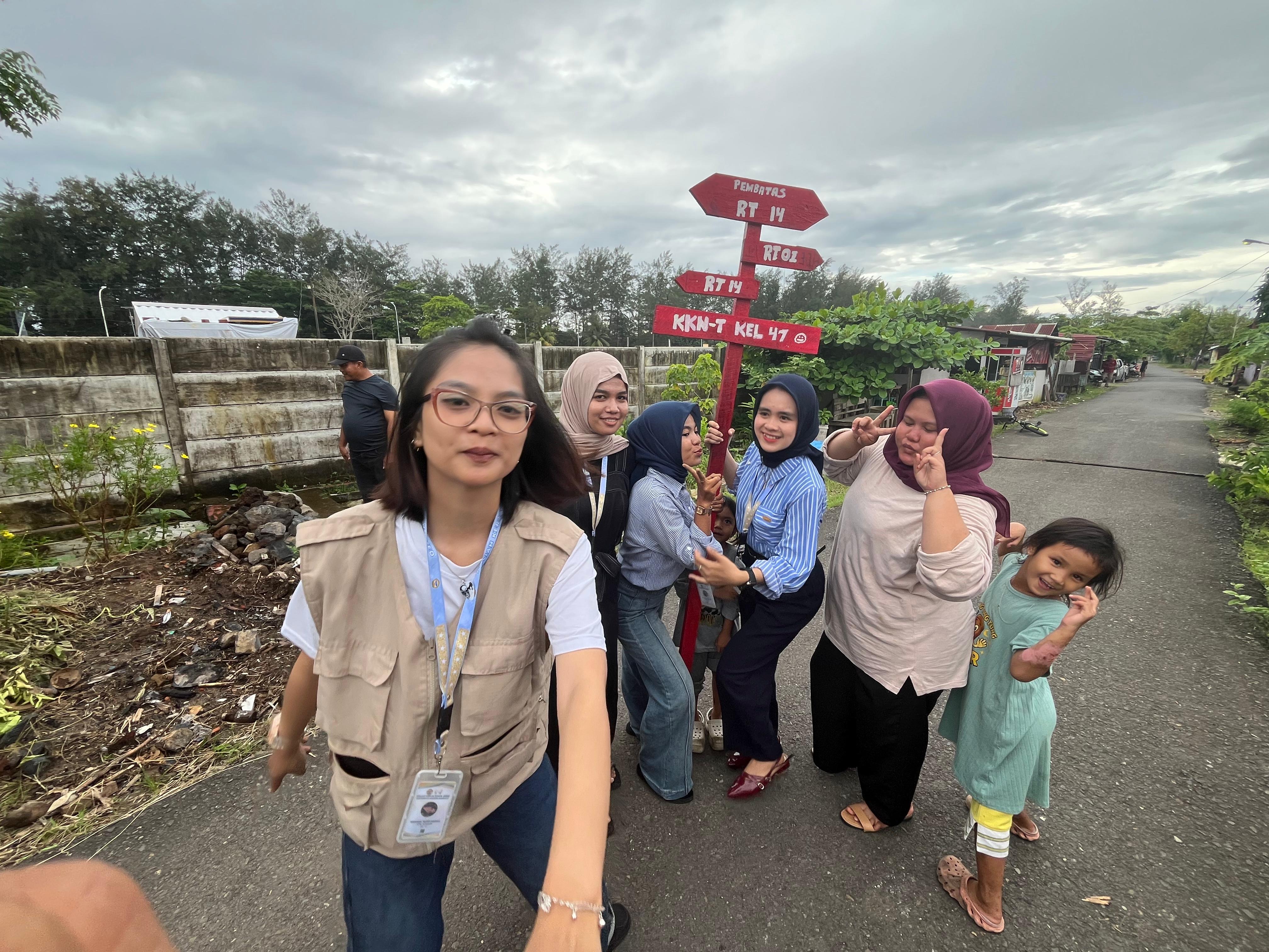 Penuh kebahagiaan dan tawa ketika pemasangan plang edukasi sampah dan pembatas di rt 14 penurunan 