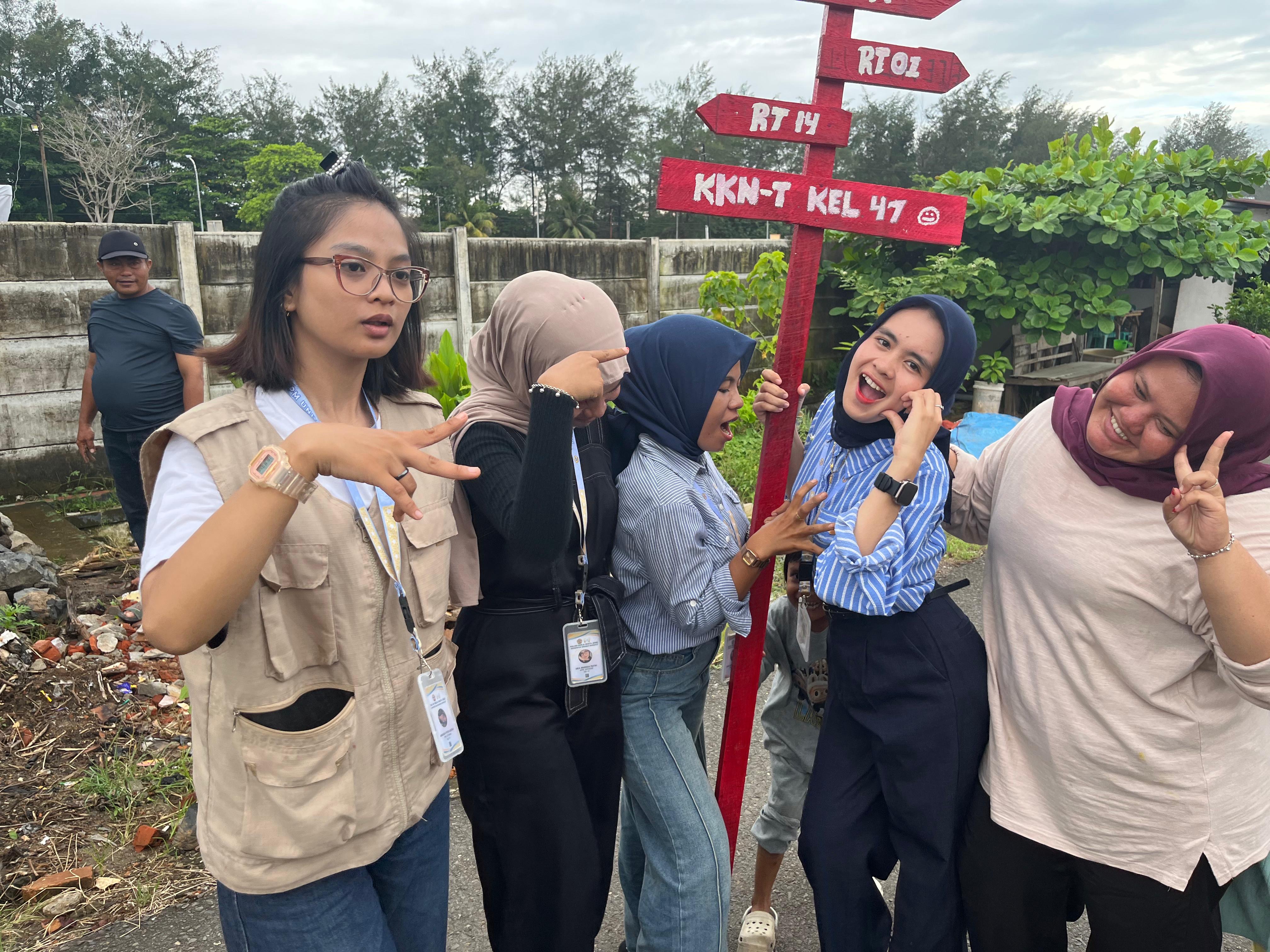 Penuh dengan kebahagiaan 