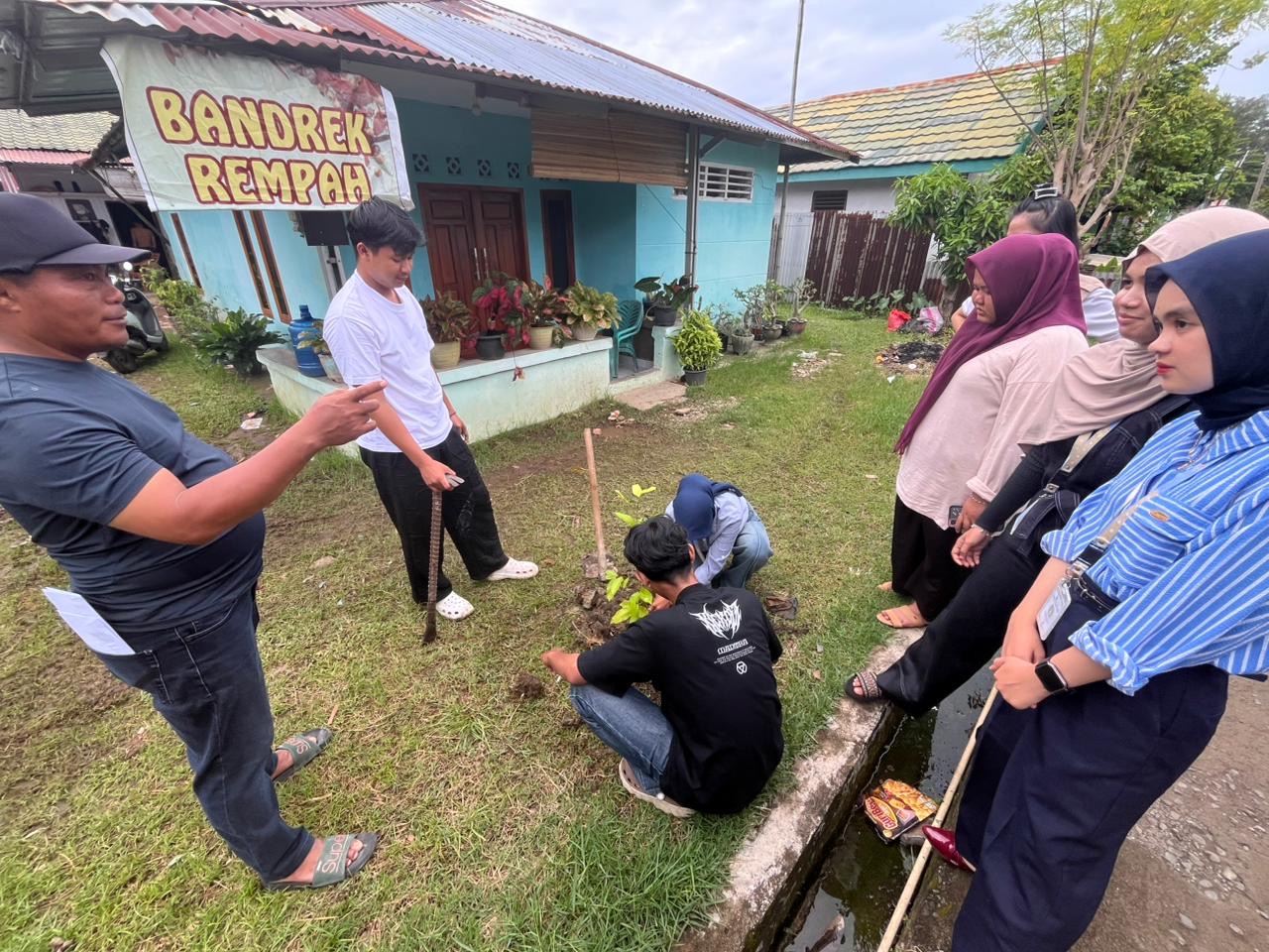 Penanaman pohon buah dan pohon lainnya di rt 14 penurunan 