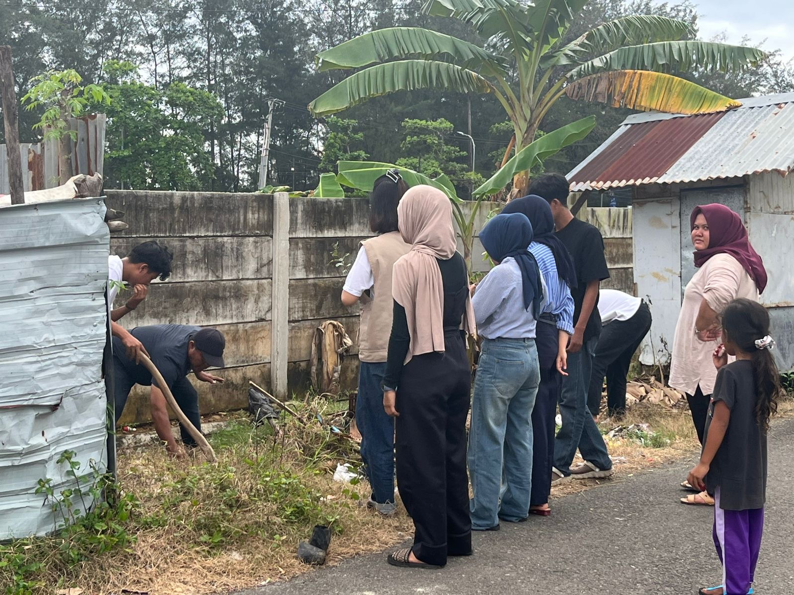 Penanaman pohon buah dan pohon lainnya di rt 14 penurunan 